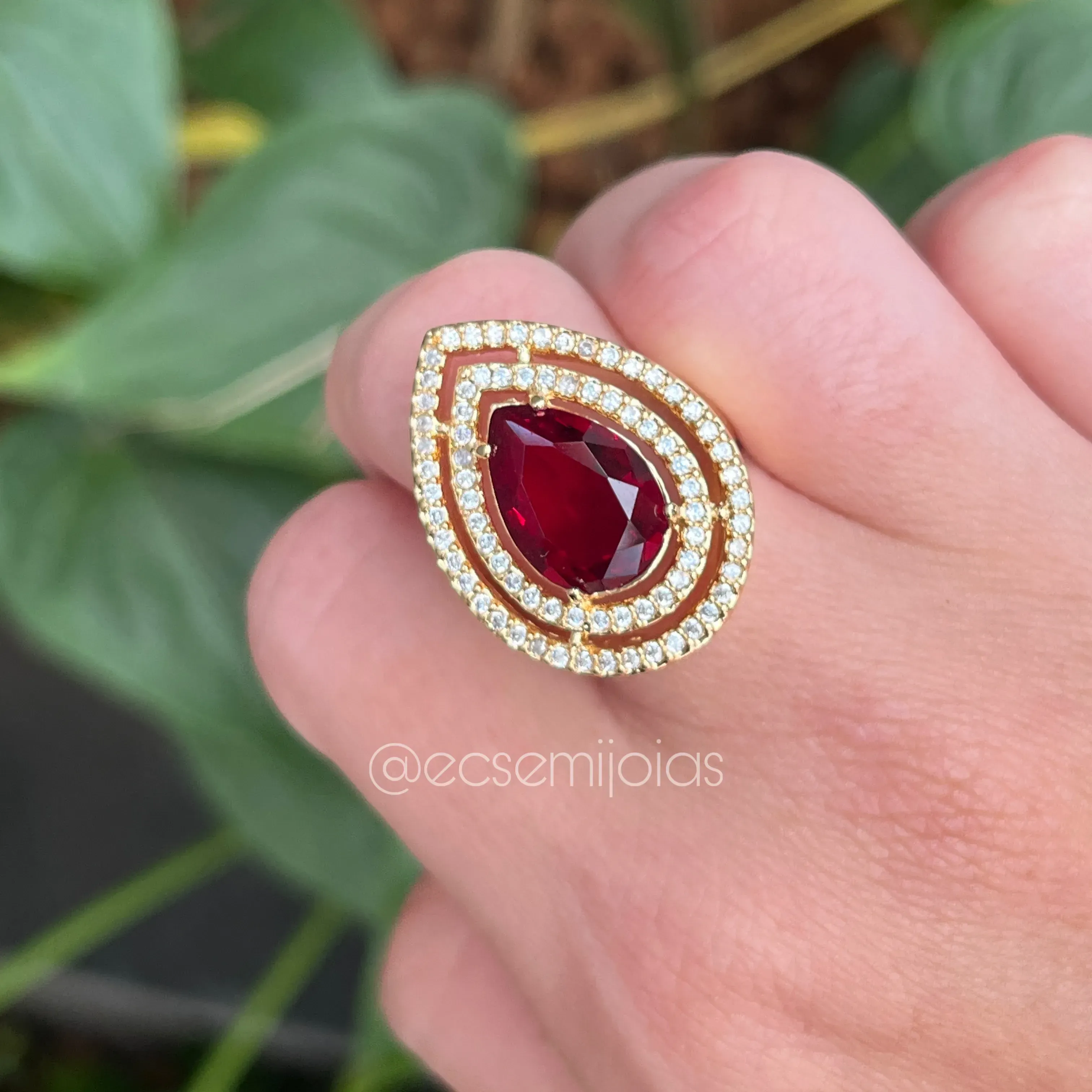 Anel com pedra gota centro com 2 fileiras cravejadas em volta - banhado a ouro 18k