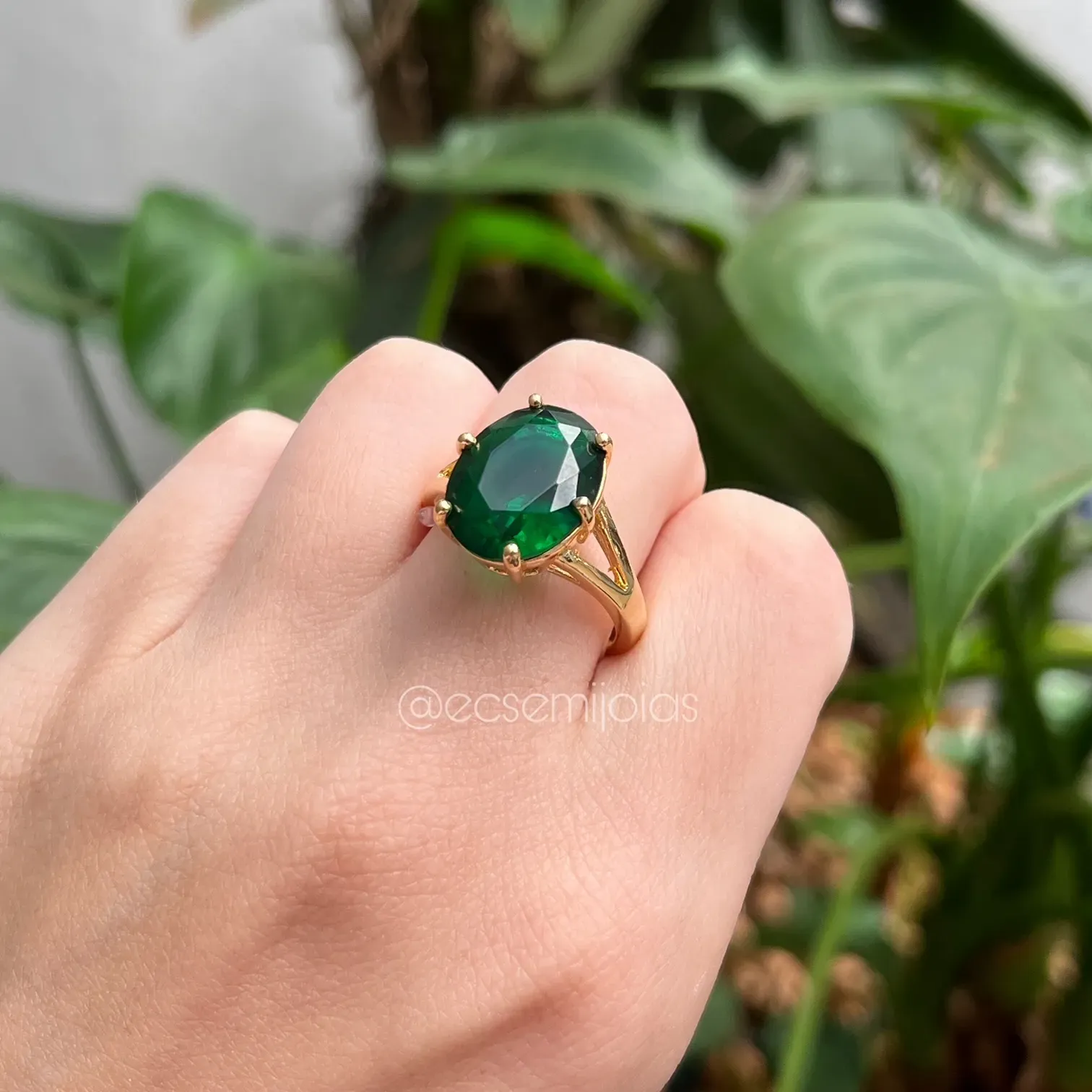 Anel com pedra oval 7x15mm - banhado a ouro 18k