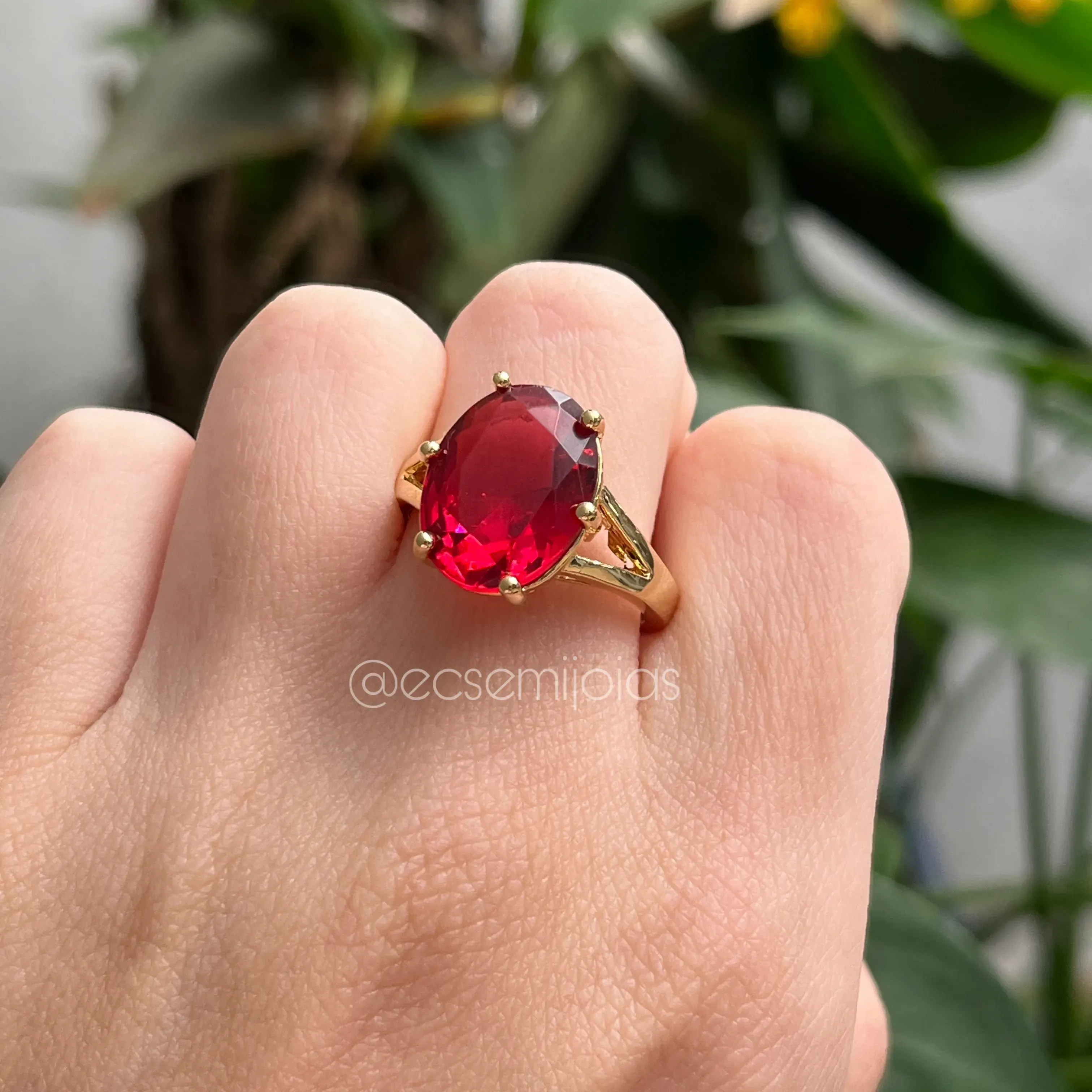 Anel com pedra oval 7x15mm - banhado a ouro 18k