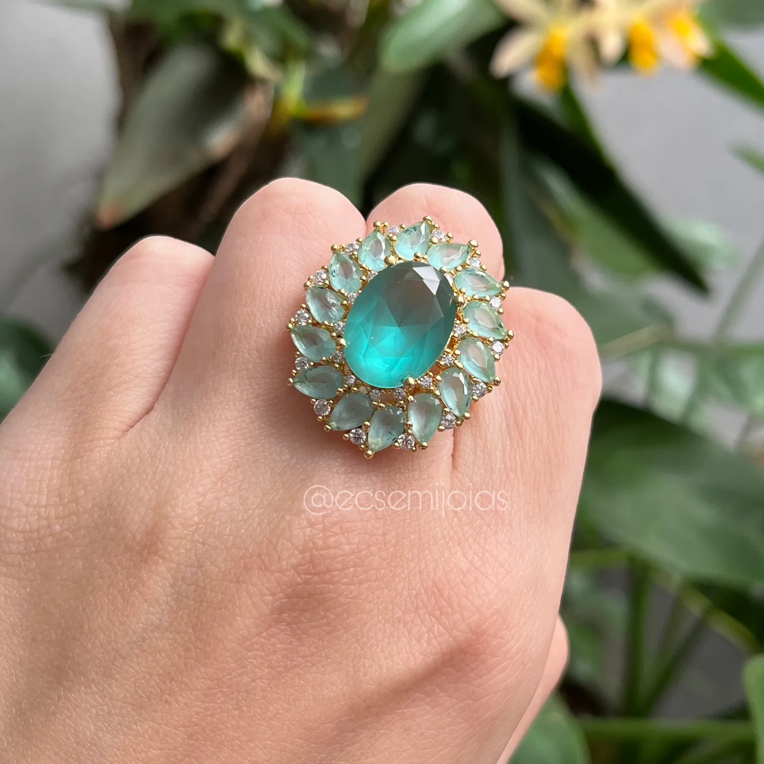 Anel com pedra oval grande centro com gotas menores em volta - banhado a ouro 18k