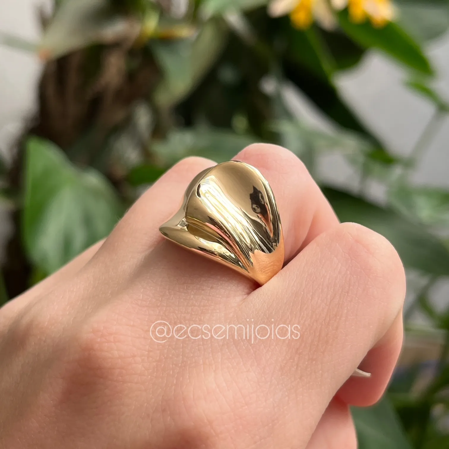 Anel com pontas abauladas achatadas lisas - banhado a ouro 18k