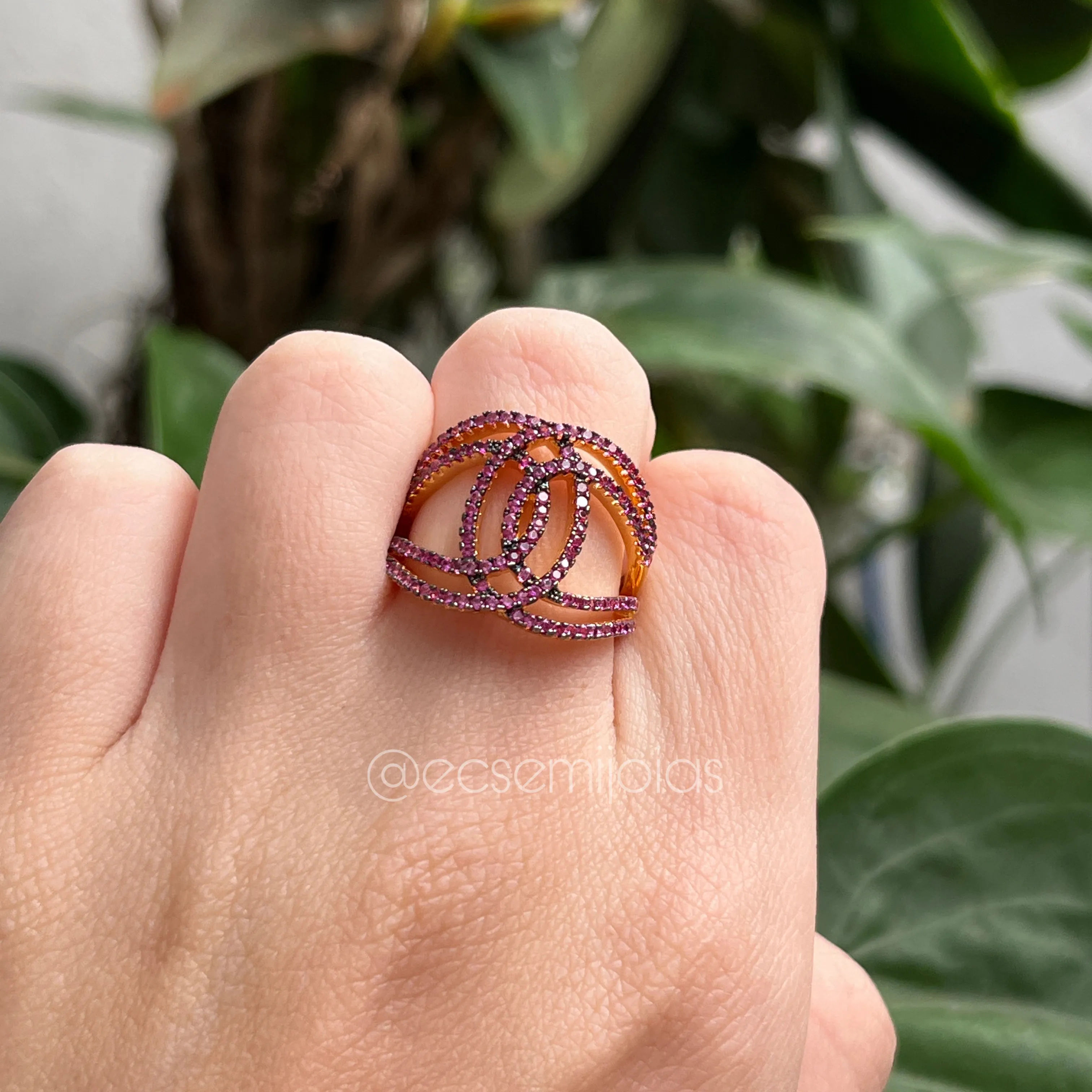 Anel entrelaçado cravejado vazado - banhado a ouro 18k