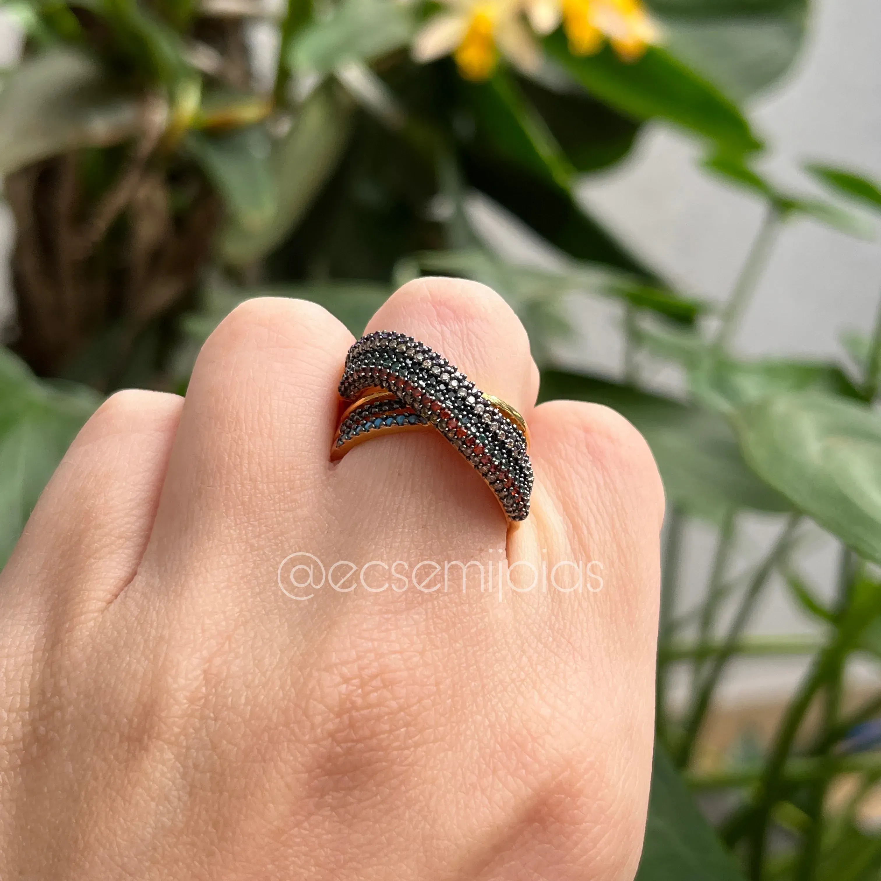 Anel entrelaçado forma de X cravejado - 12x22mm - banhado a ouro 18k