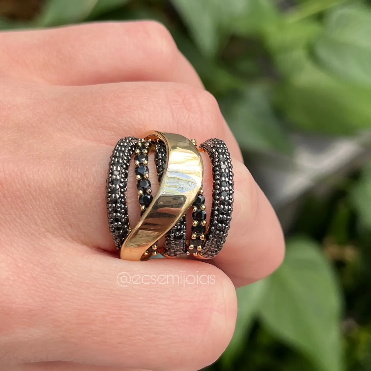Anel entrelaçado vazado c/ centro liso e laterais cravejadas  - banhado a ouro 18k