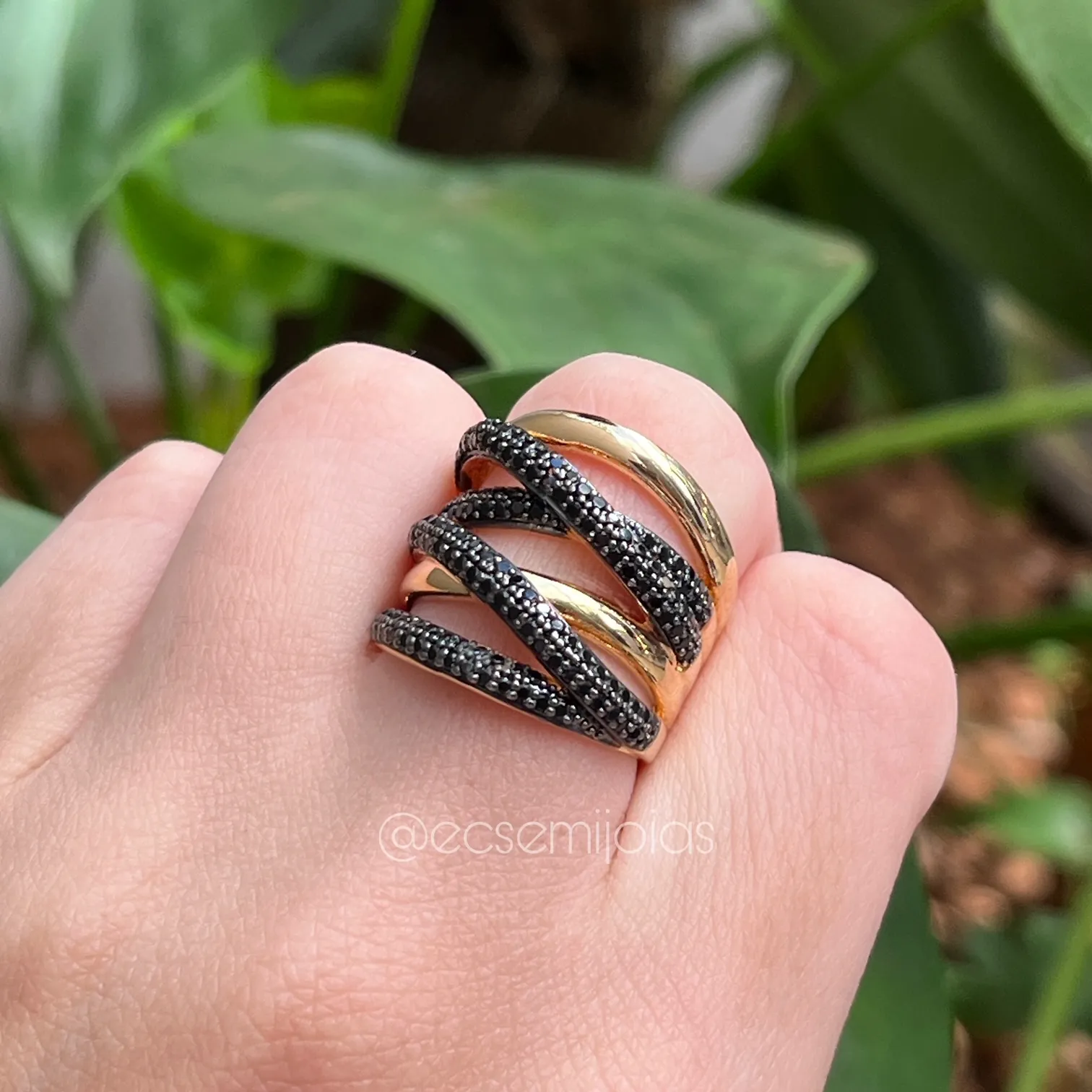 Anel entrelaçado vazado com aros cravejados e lisos - banhado a ouro 18k