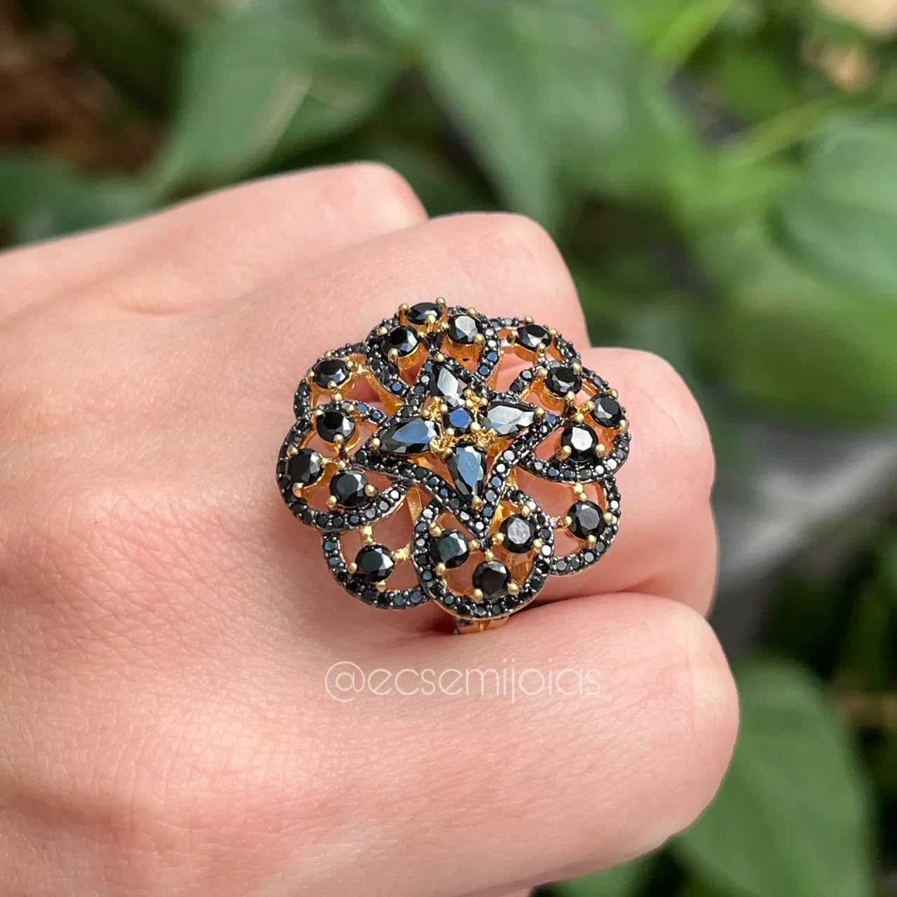 Anel flor vazada com zircônias gotas centro, redondas e cravejado em volta  - banhado a ouro 18k