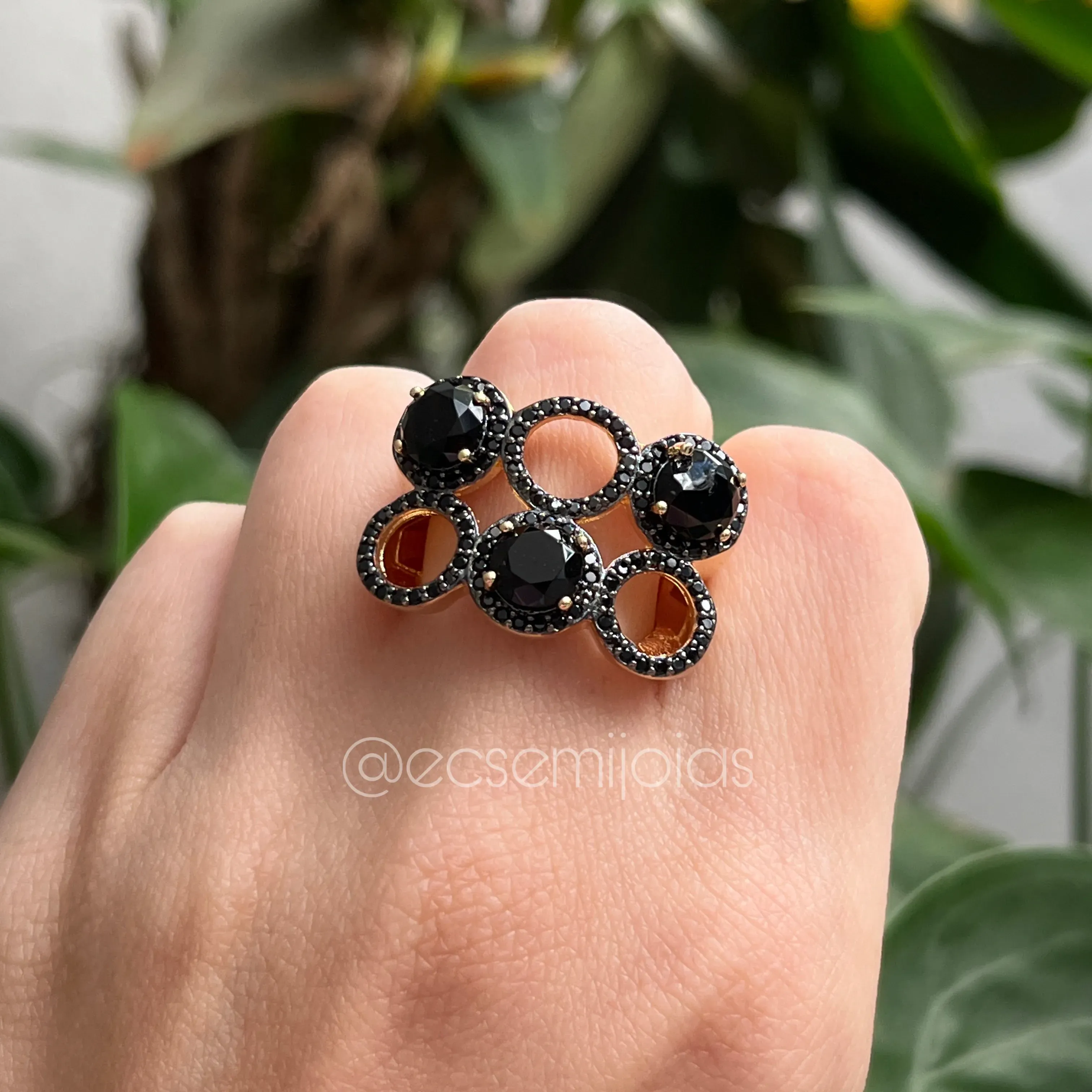 Anel formas redondas 3 com pedras cravejadas em volta e 3 vazadas - 19x28mm - banhado a ouro 18k