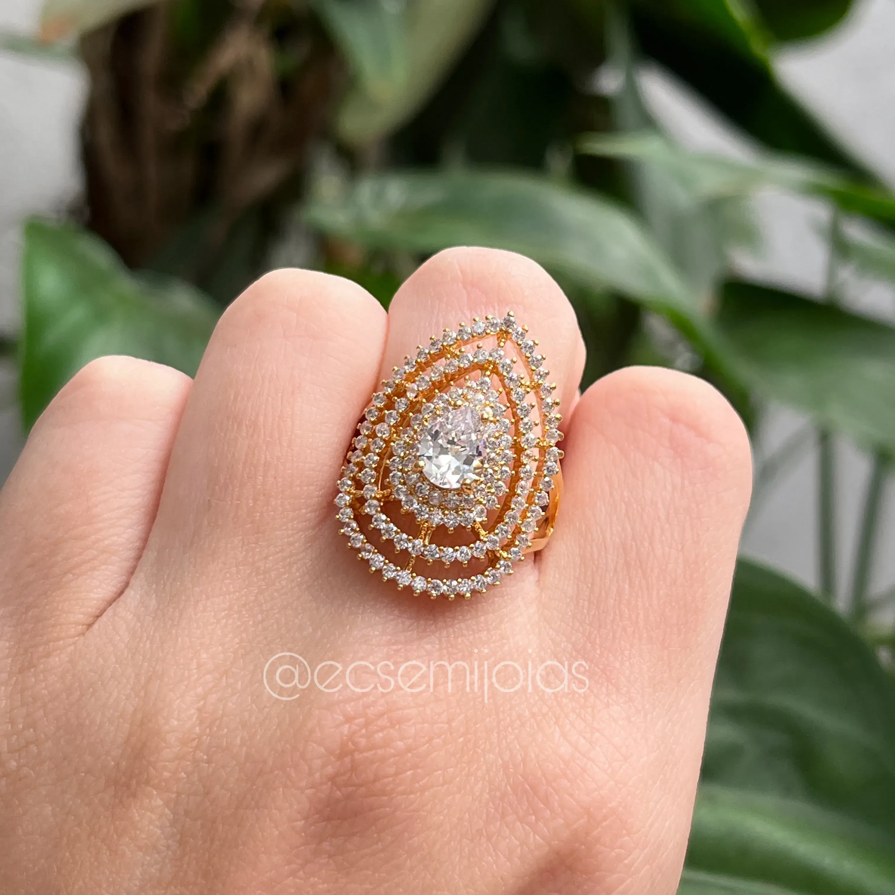 Anel gota centro c/ 4 fileiras cravejadas em volta - banhado a ouro 18k