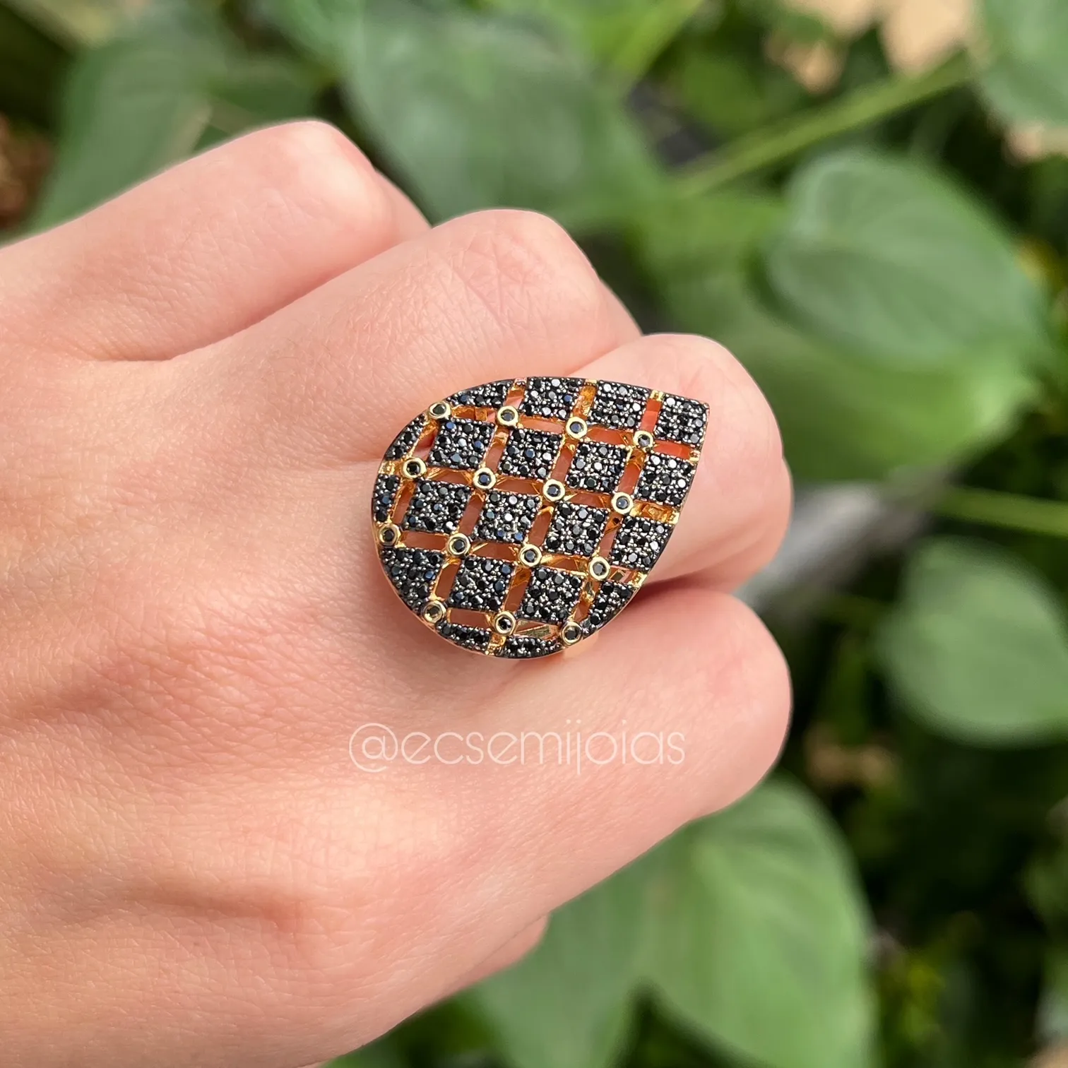Anel gota vazada com quadradinhos cravejados  - banhado a ouro 18k
