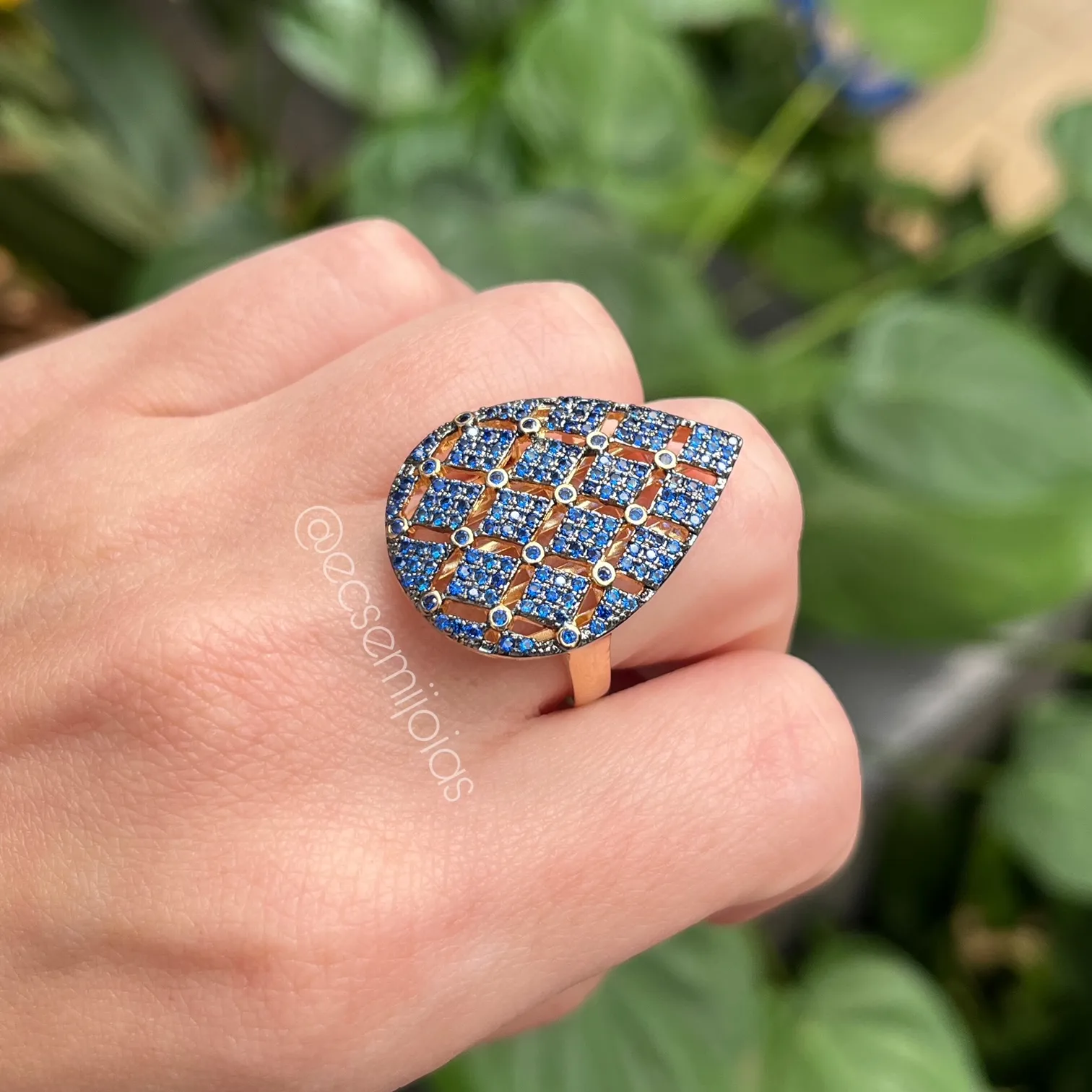 Anel gota vazada com quadradinhos cravejados  - banhado a ouro 18k