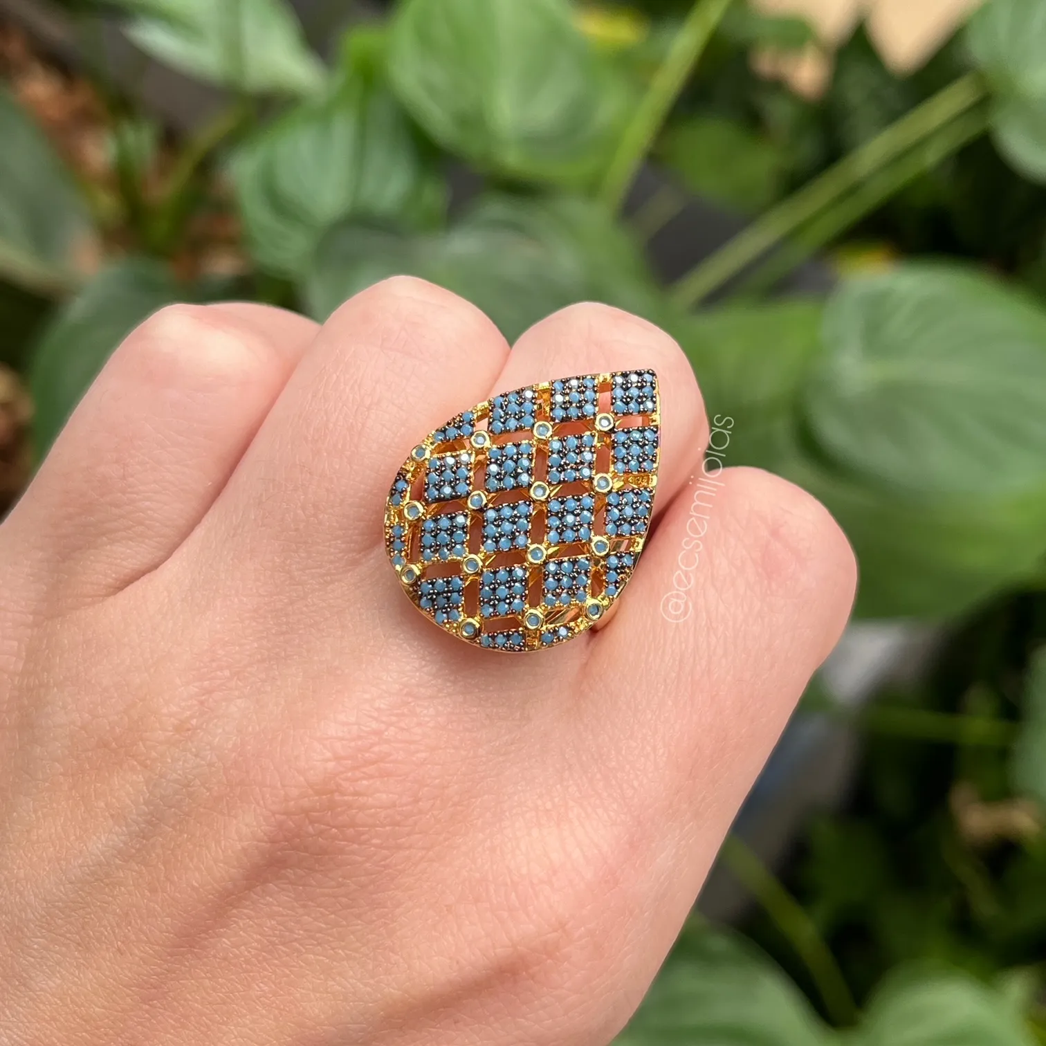 Anel gota vazada com quadradinhos cravejados  - banhado a ouro 18k