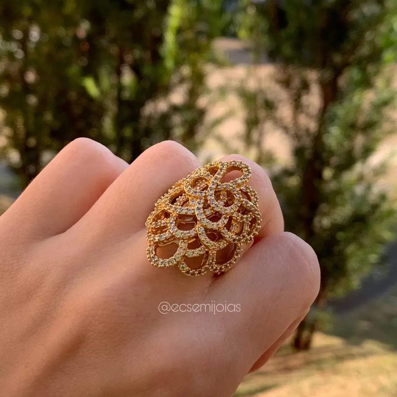 Anel grande fileiras cravejadas torcidas e cruzadas vazadas - banhado a ouro 18k