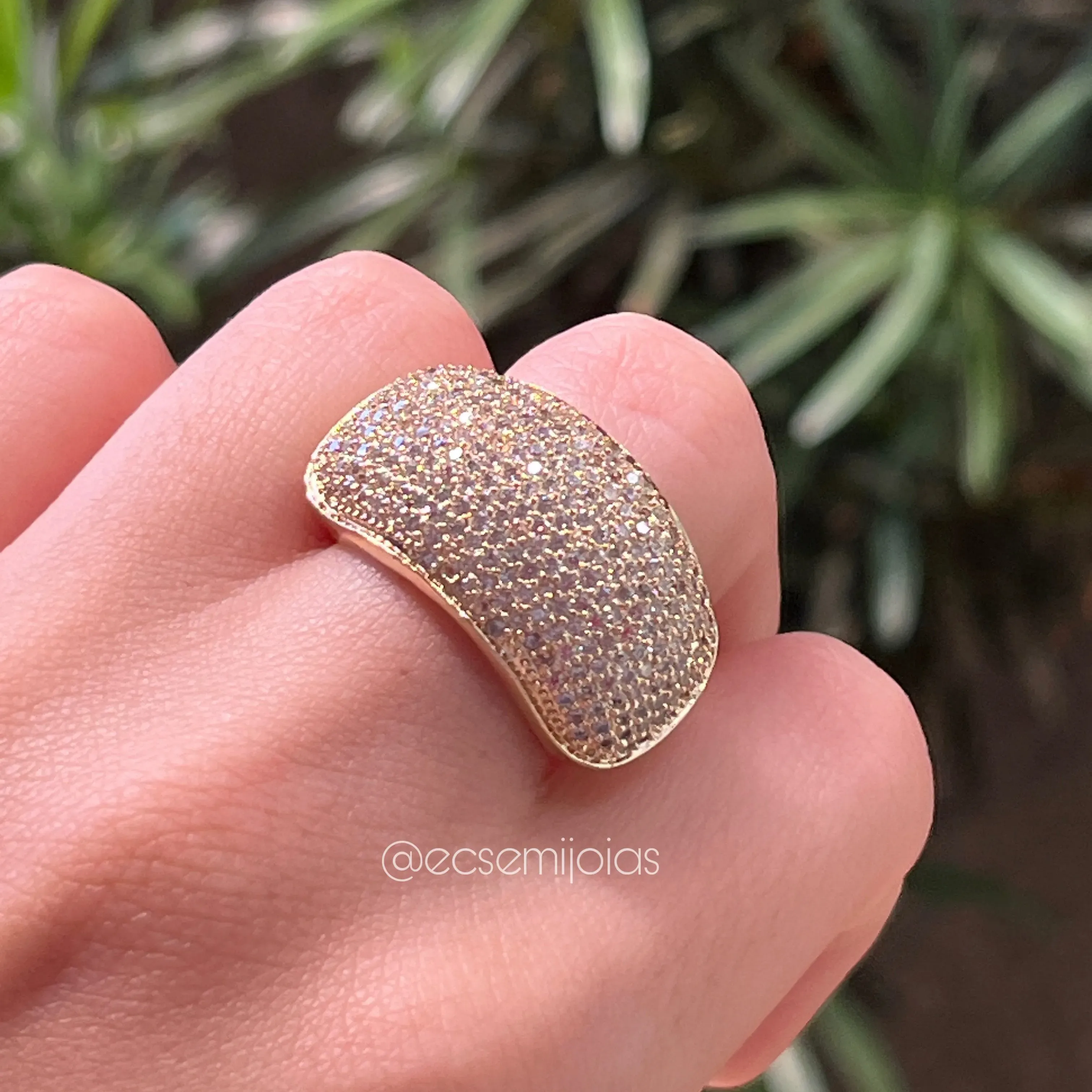 Anel ondulado cravejado com zircônias - diâmetro do cravejado 25mm x 14mm - banhado a ouro 18k