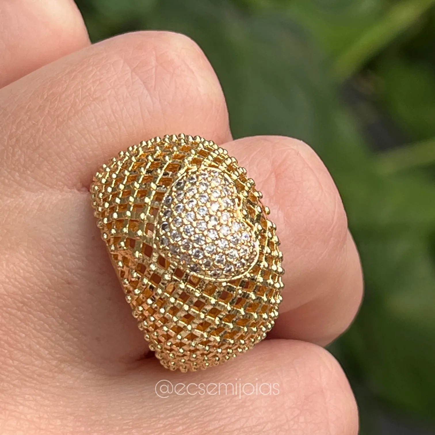 Anel oval alto todo vazado c/ coração cravejado centro  - banhado a ouro 18k