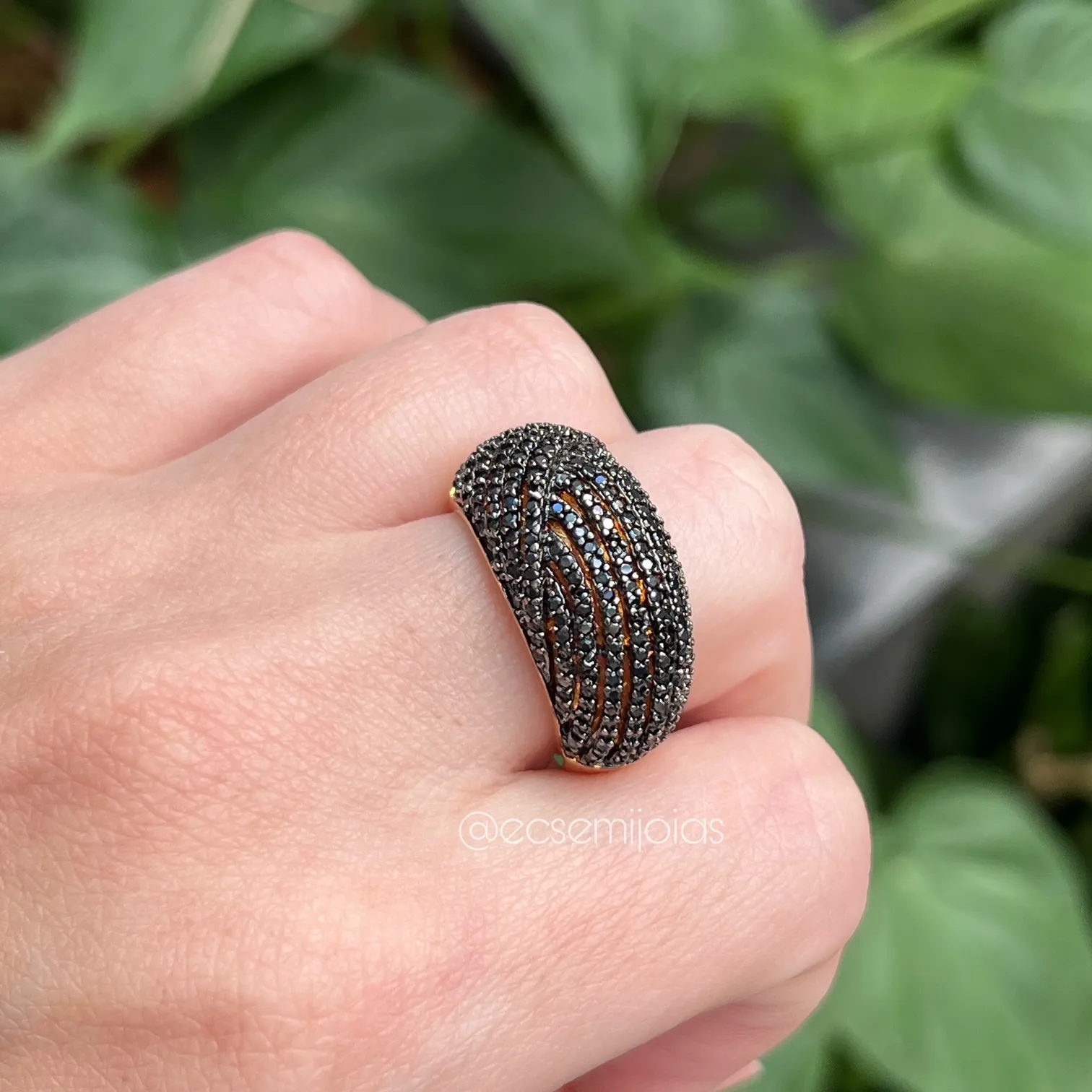Anel oval com fileiras entrelaçadas cravejadas vazadas - banhado a ouro 18k