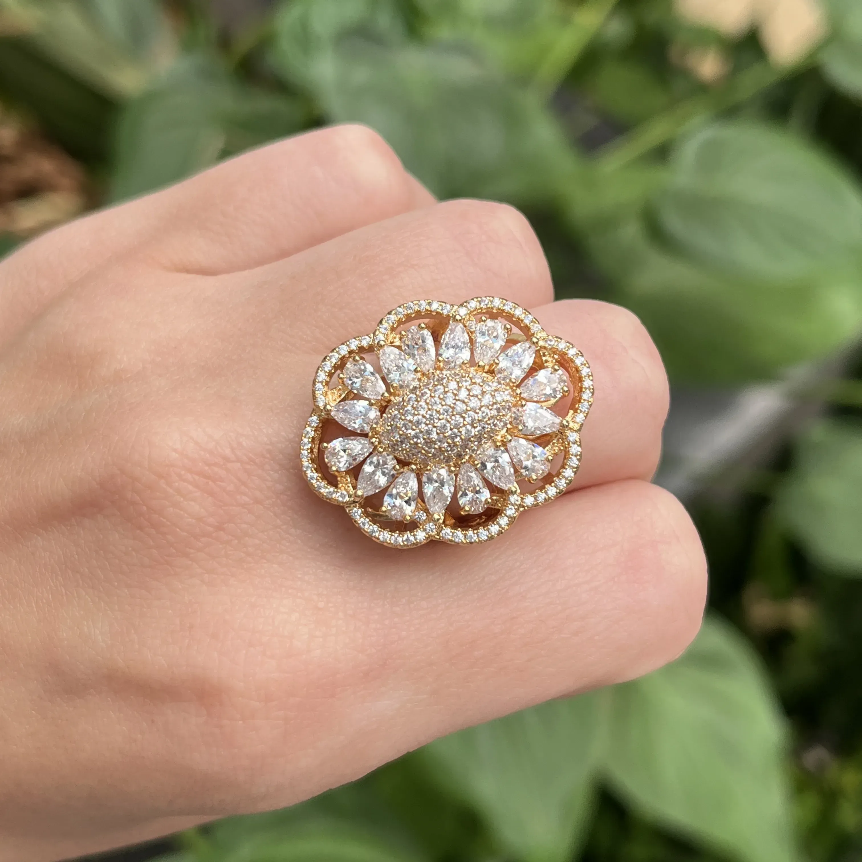 Anel oval cravejado centro com gotas em volta e borda cravejada vazada - banhado a ouro 18k