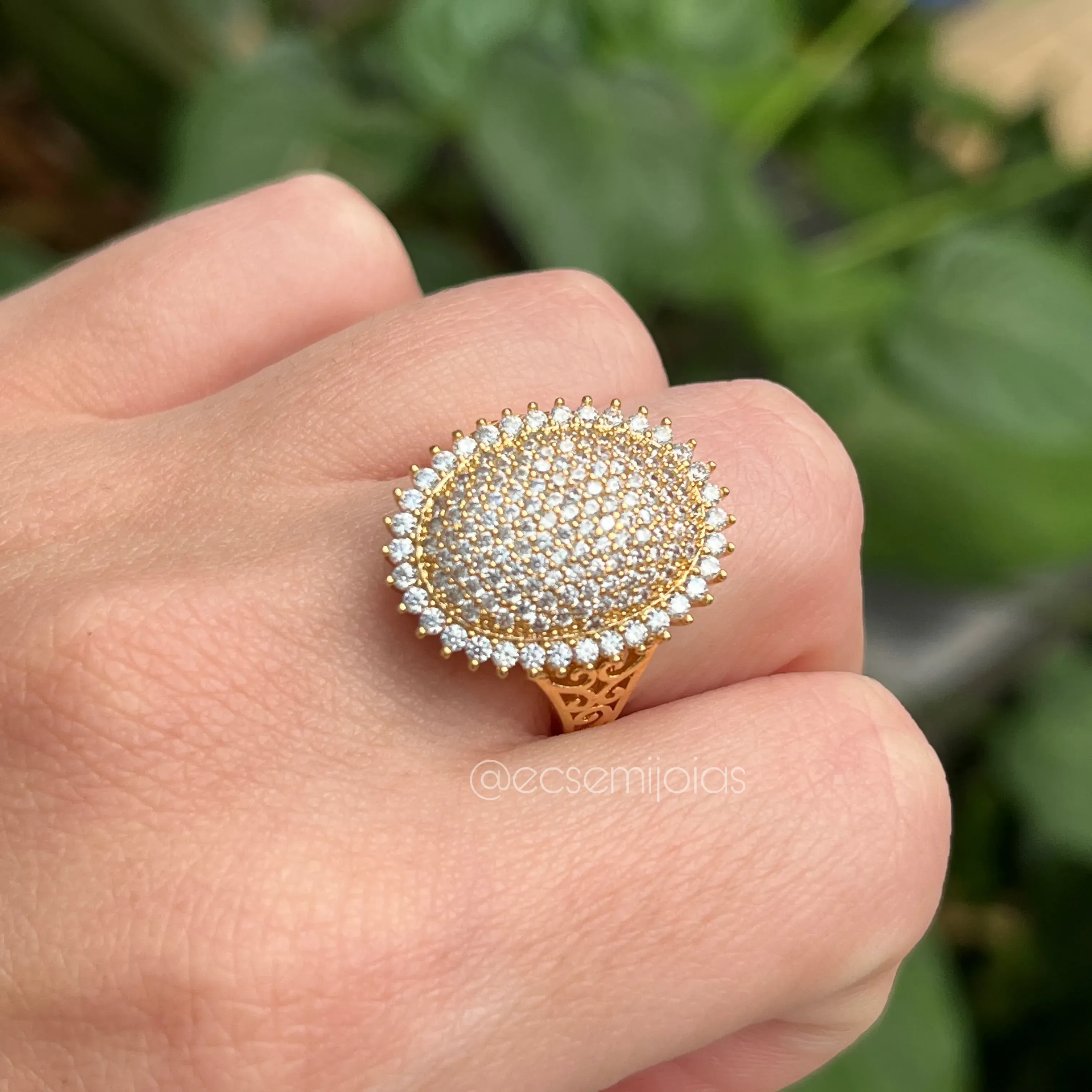 Anel oval cravejado com bordas cravejadas - 17x21mm - banhado a ouro 18k