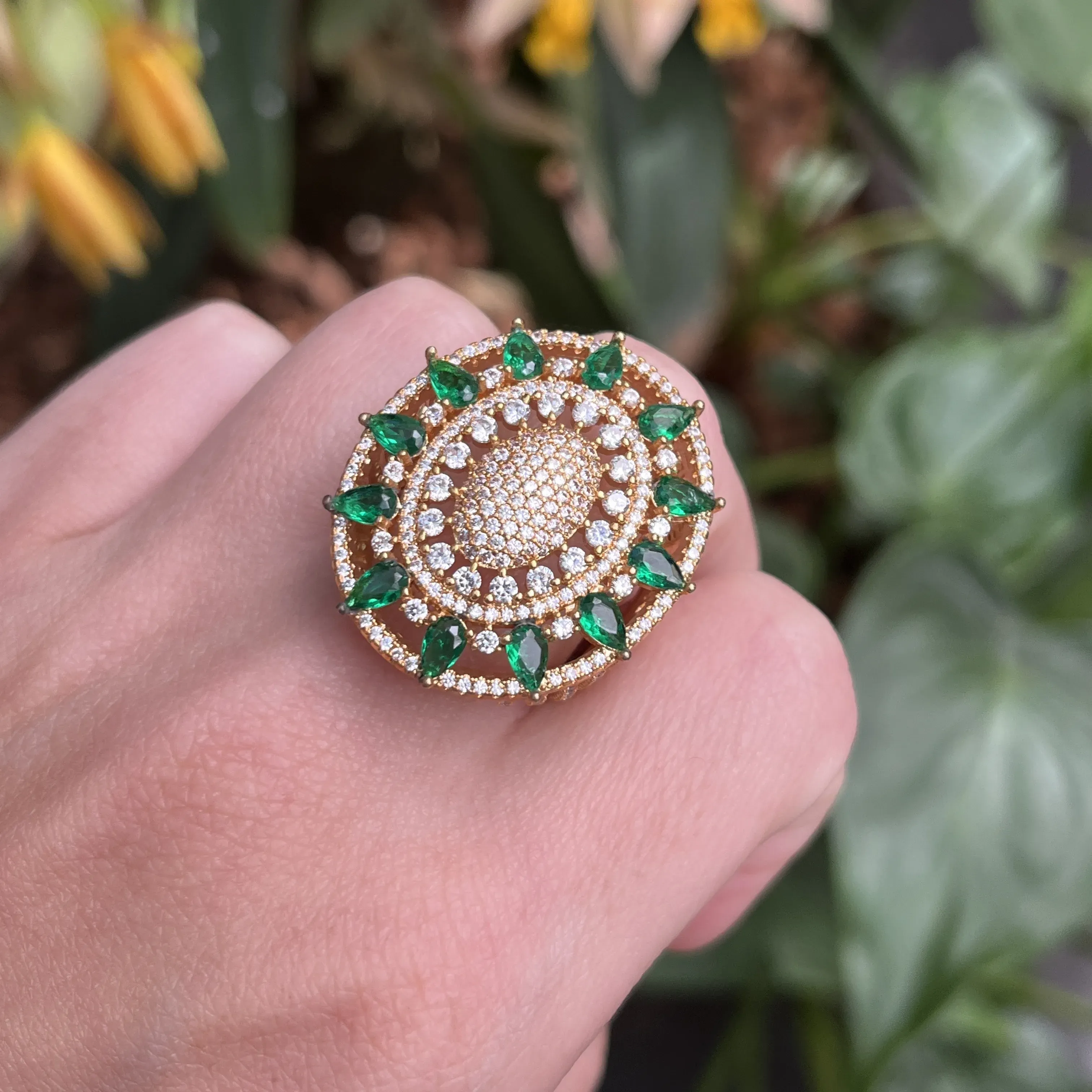 Anel oval grande cravejado centro com gotas em volta  - banhado a ouro 18k