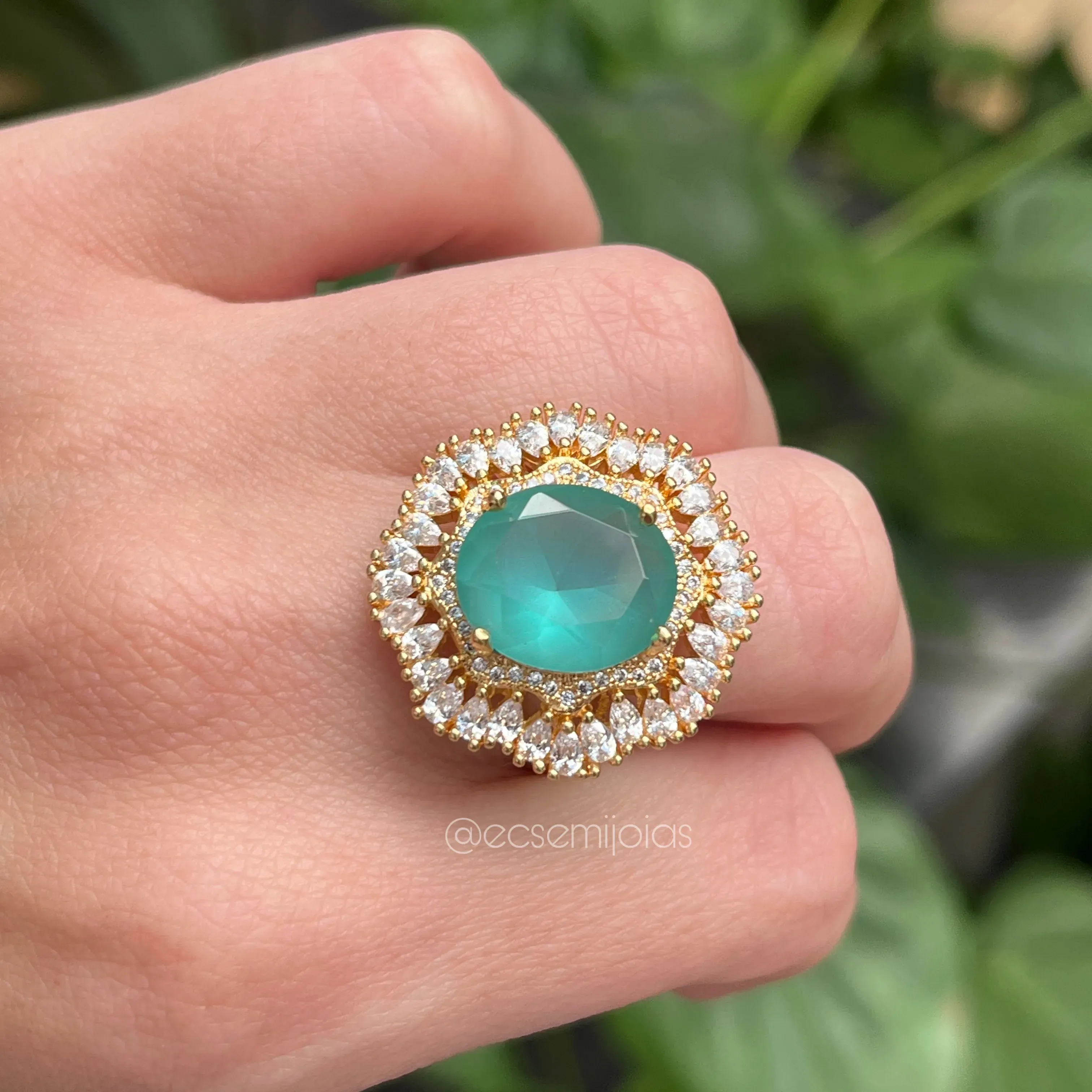 Anel pedra oval centro com borda de zircônias gotas - banhado a ouro 18k