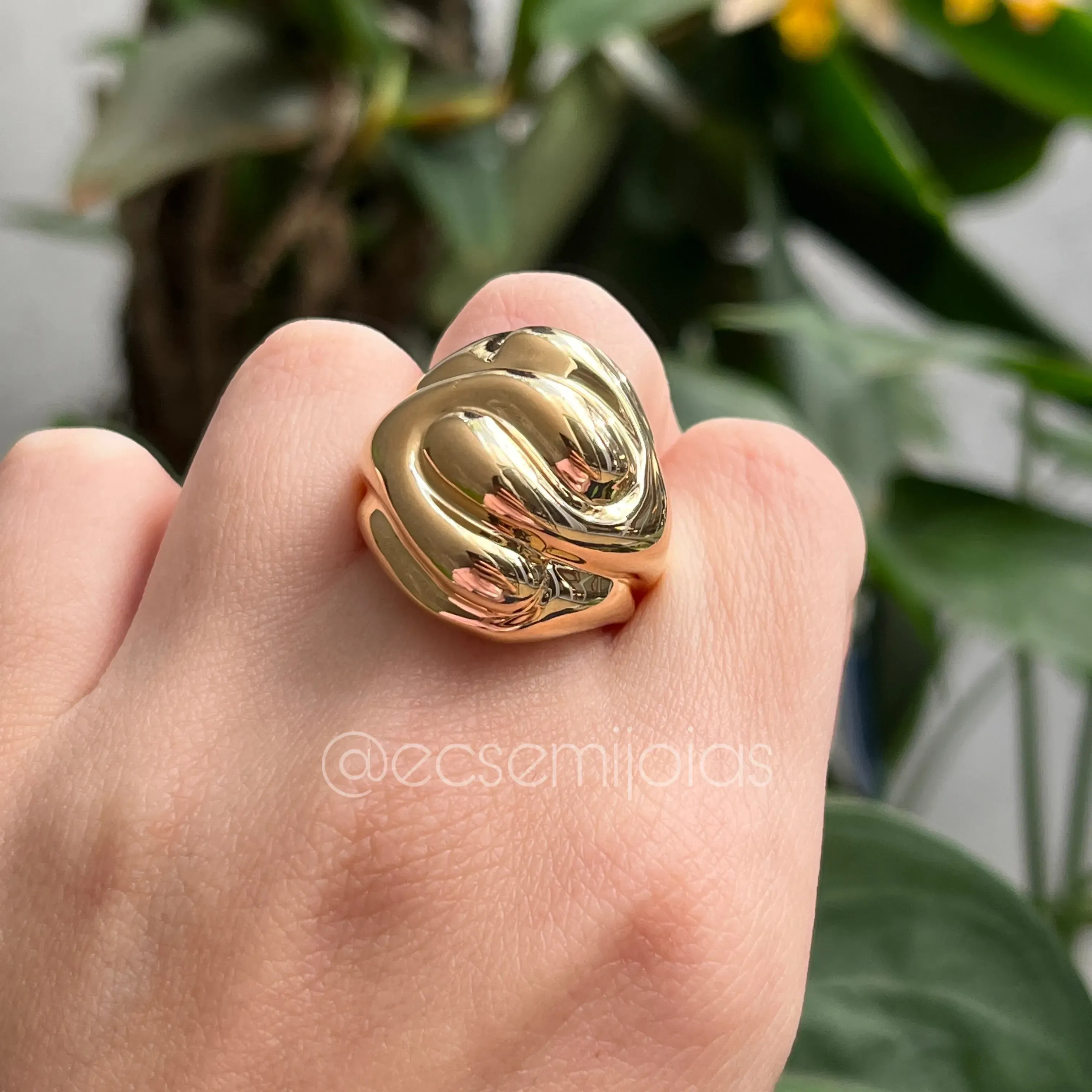 Anel pontas arredondadas lisas entrelaçadas - 25x25mm - banhado a ouro 18k