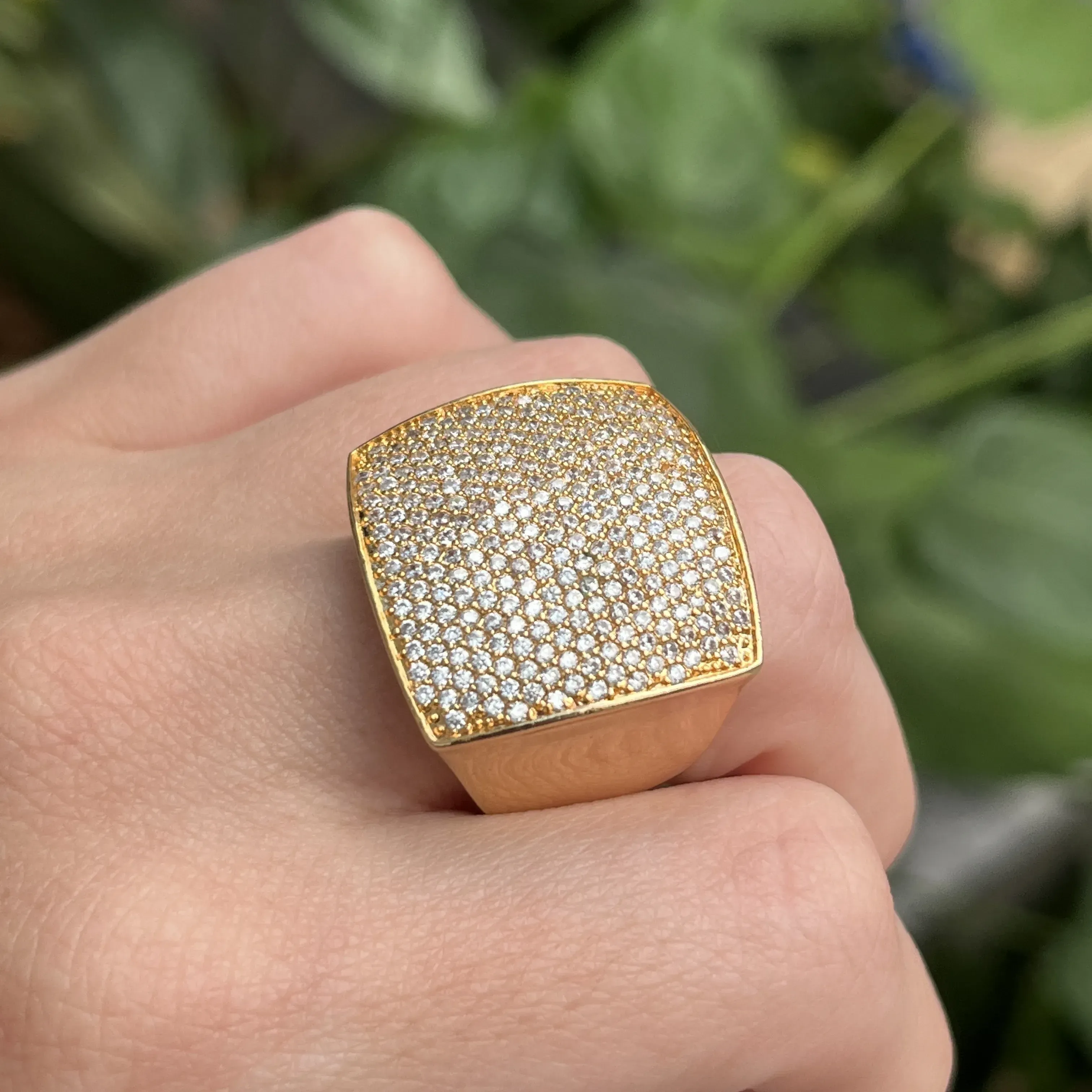 Anel quadrado em cima cravejado - banhado a ouro 18k