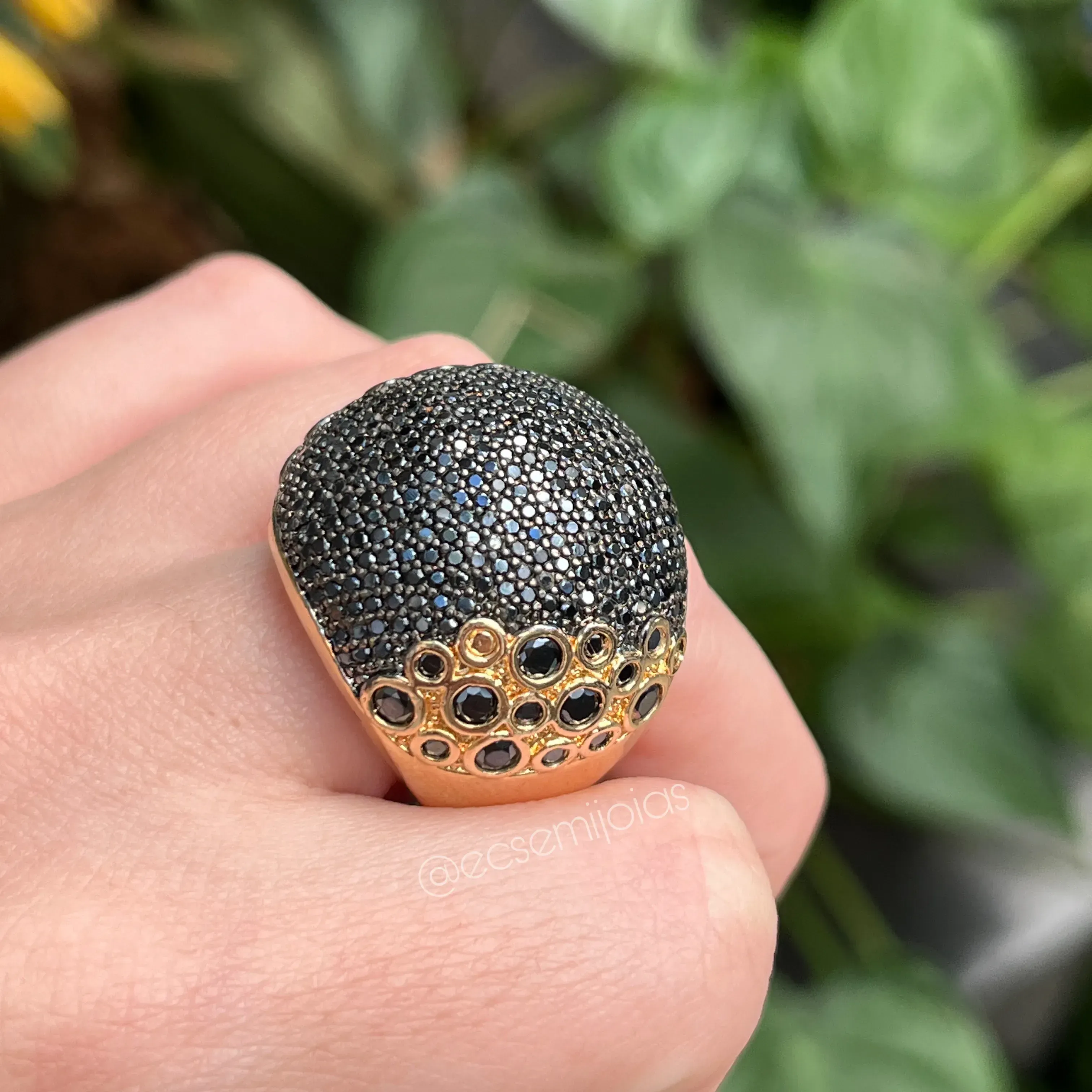 Anel redondo alto cravejado com zircônias maiores laterais - 25x29mm - banhado a ouro 18k