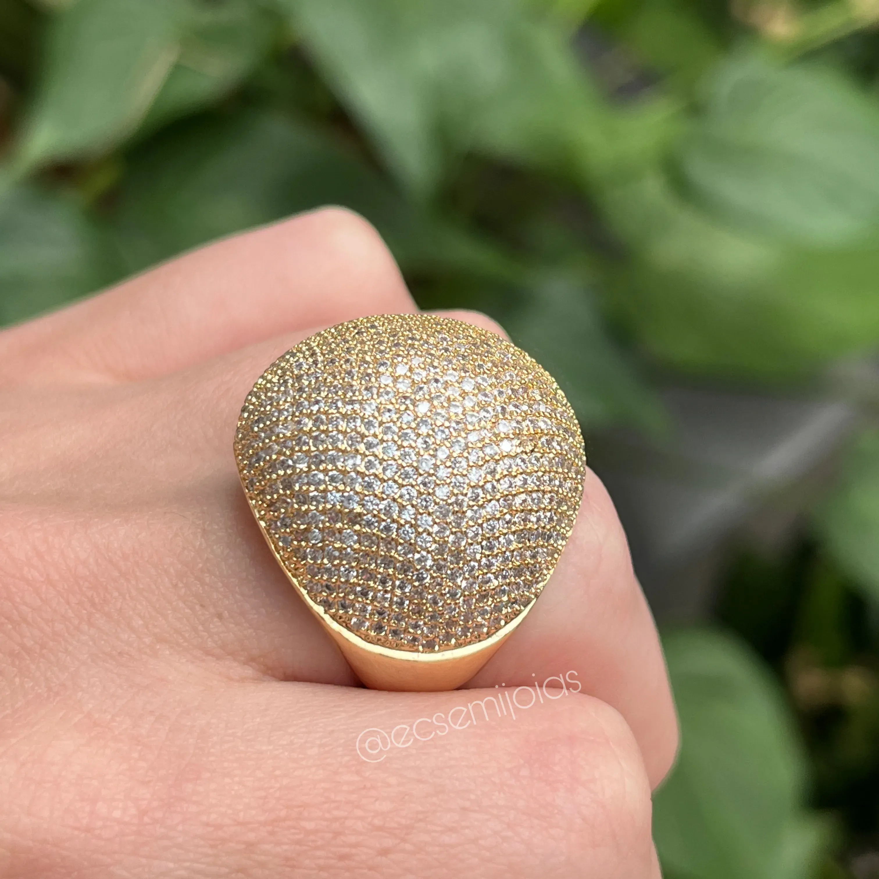 Anel redondo cravejado caixa alta - banhado a ouro 18k