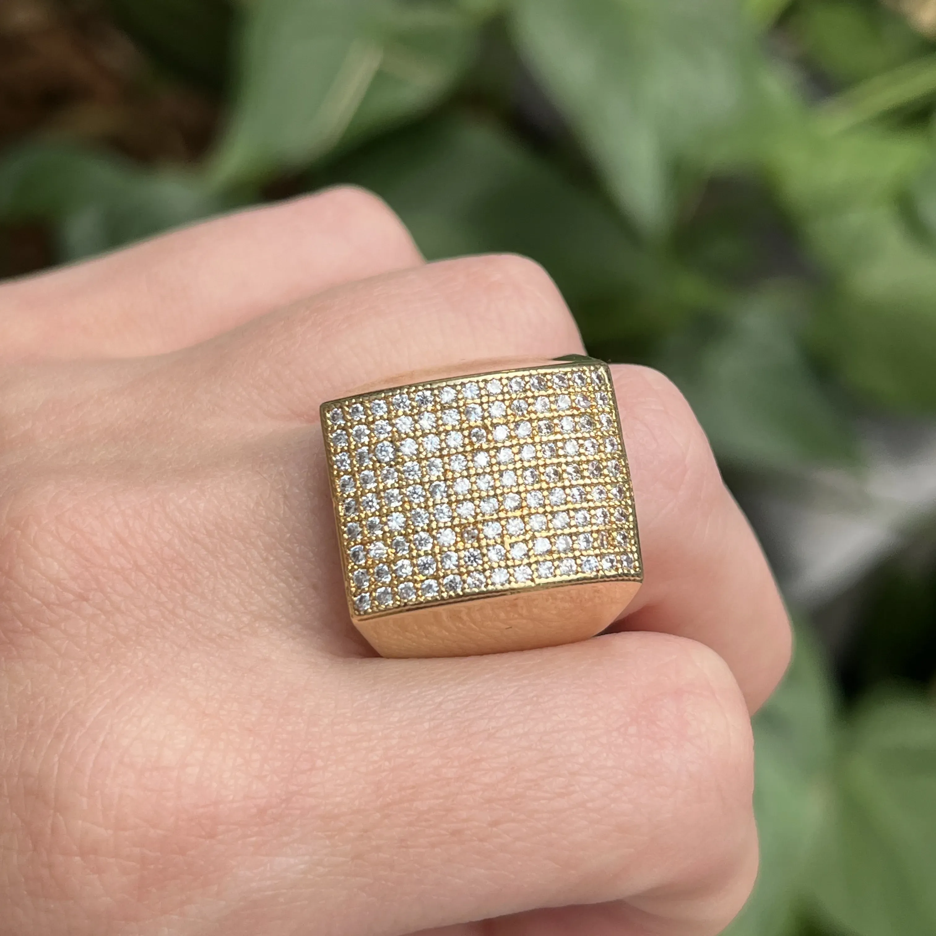 Anel retangular cravejado - 16x22mm - banhado a ouro 18k