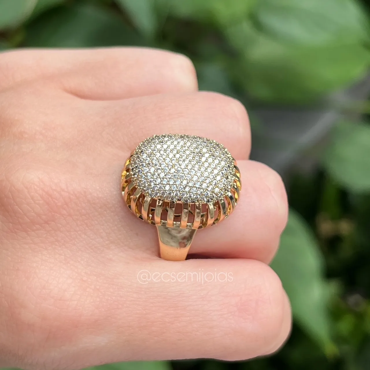 Anel retangular cravejado em cima vazado nas laterais - banhado a ouro 18k
