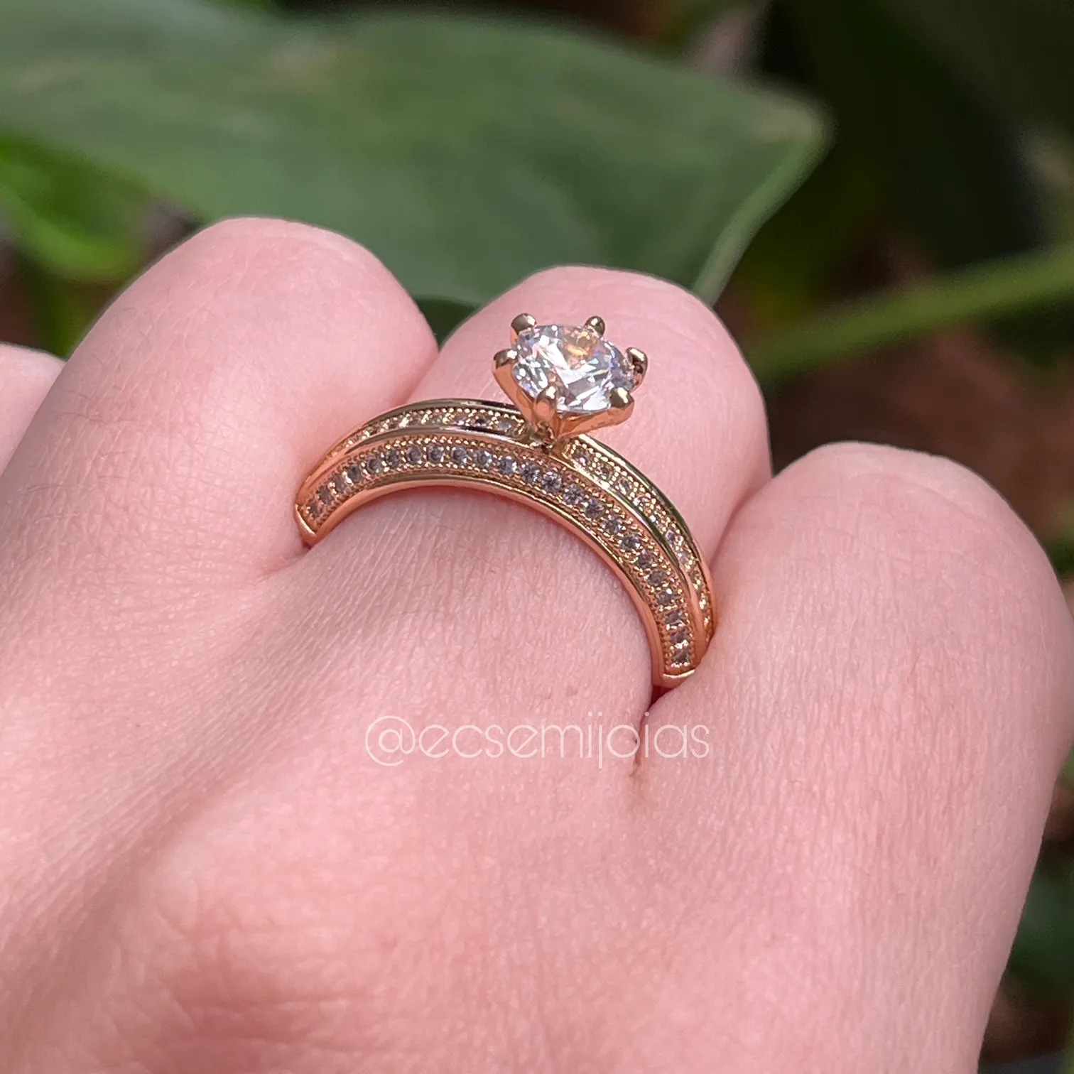 Anel solitário 6mm com 3 fileiras cravejadas no aro - banhado a ouro 18k