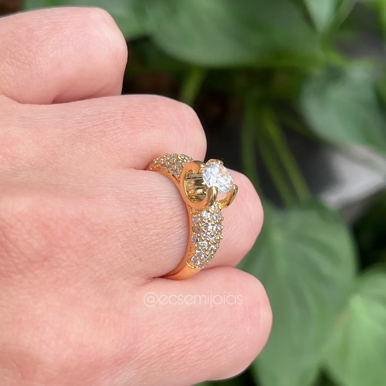 Anel solitário 6mm com garras altas cravejado no aro - banhado a ouro 18k