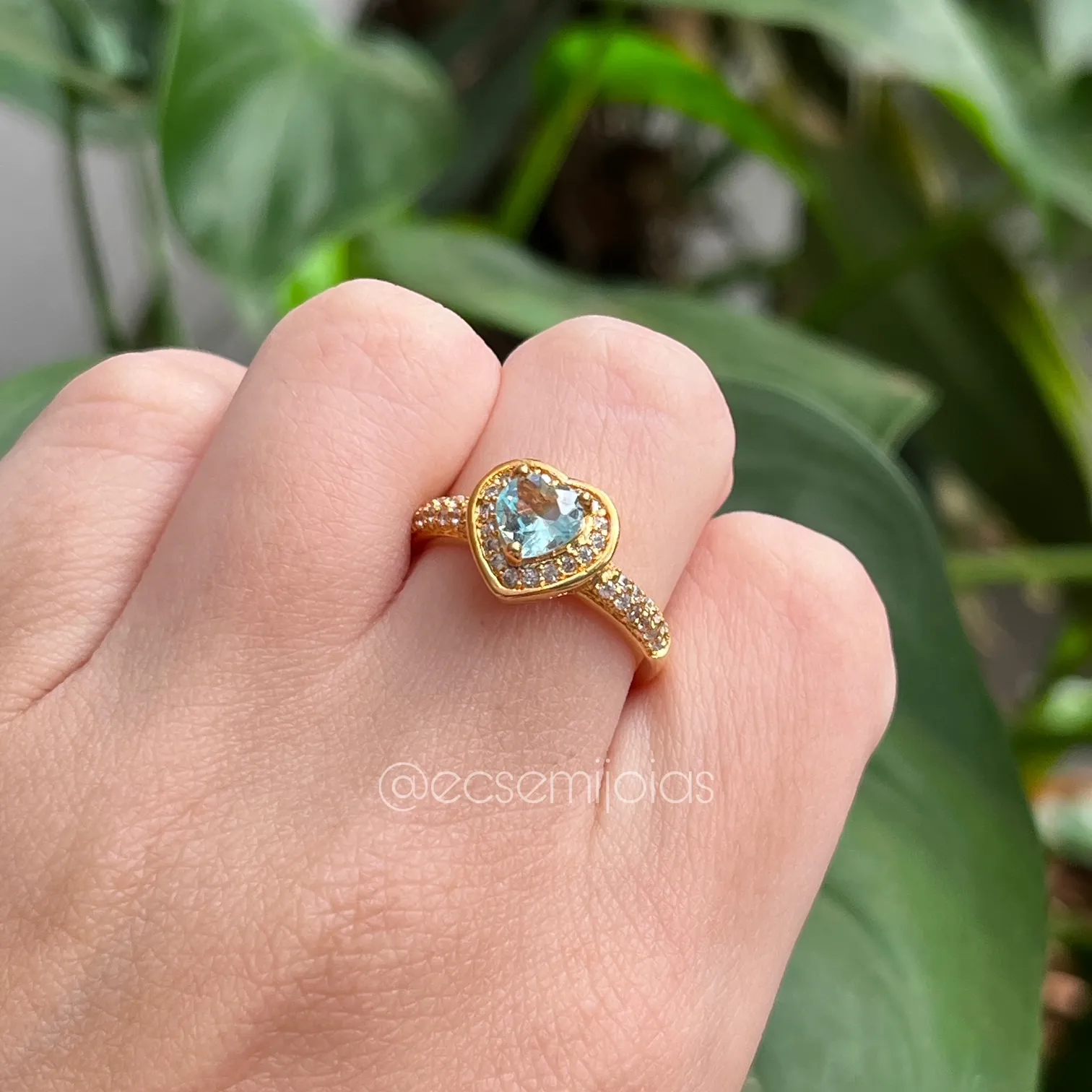 Anel solitário coração 6x6mm cravejado em volta - banhado a ouro 18k