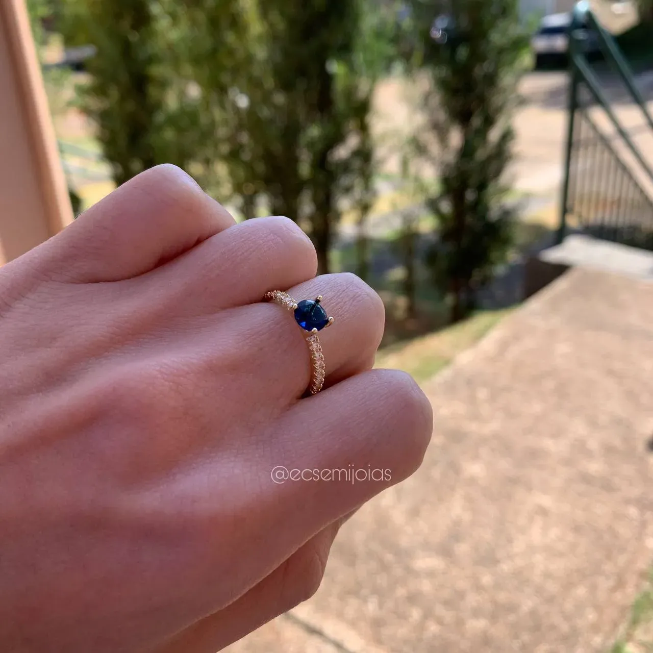 Anel solitário cravejado com pedra de 6 mm - banhado a ouro18k
