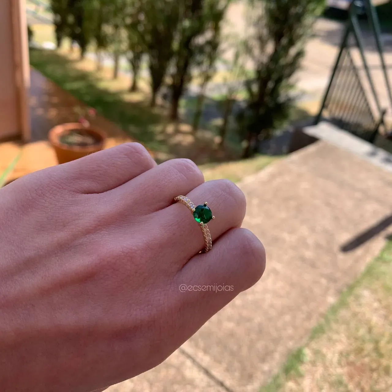 Anel solitário cravejado com pedra de 6 mm - banhado a ouro18k
