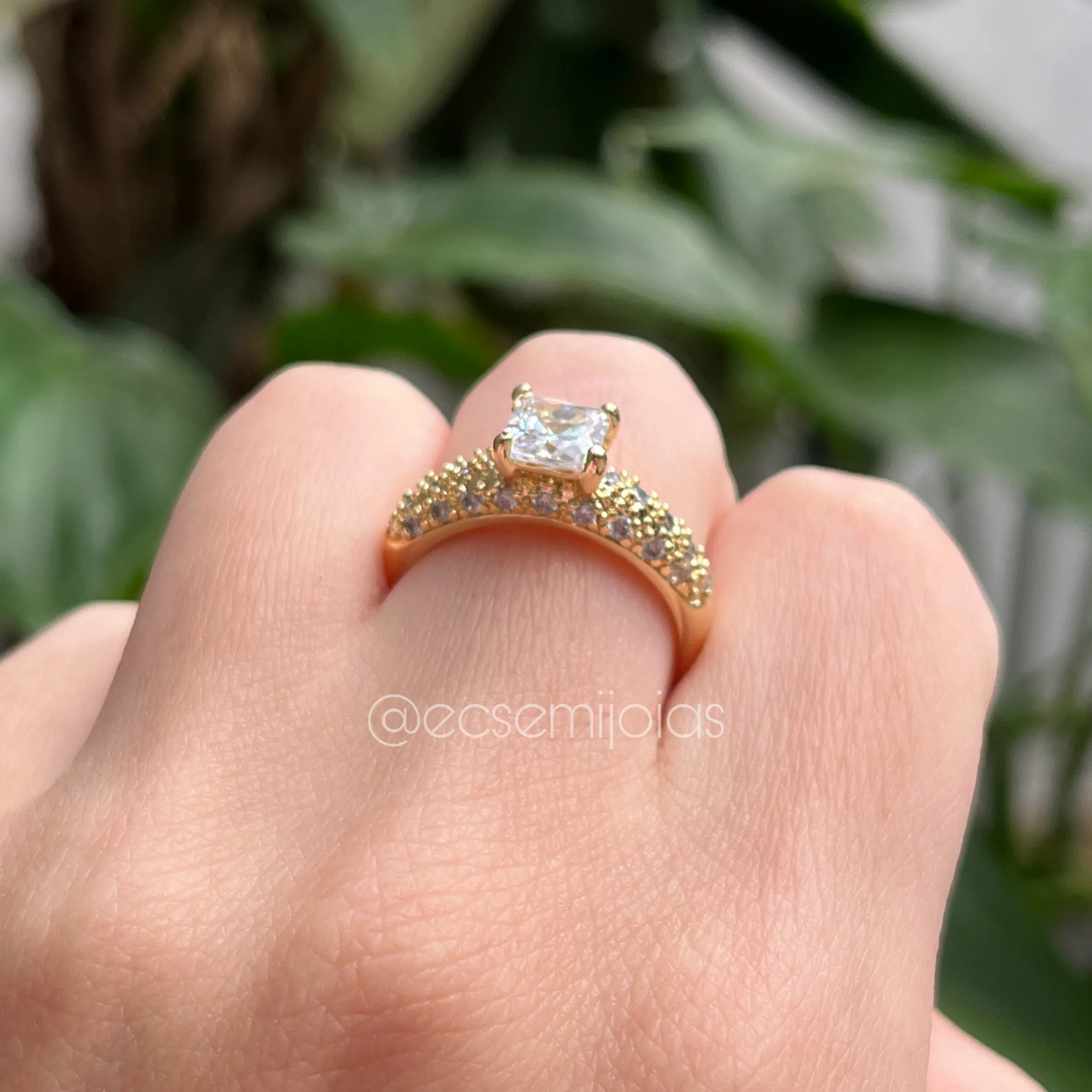 Anel solitário quadrado com aro cravejado - 6mm - banhado a ouro 18k