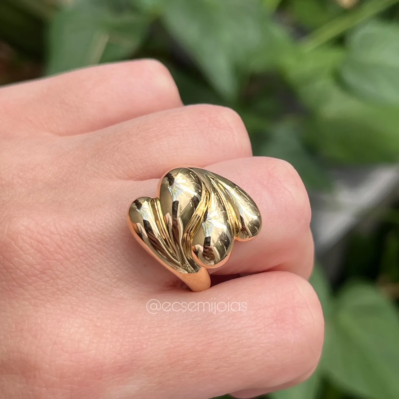 Anel trançado com pontas redondas lisas - banhado a ouro 18k