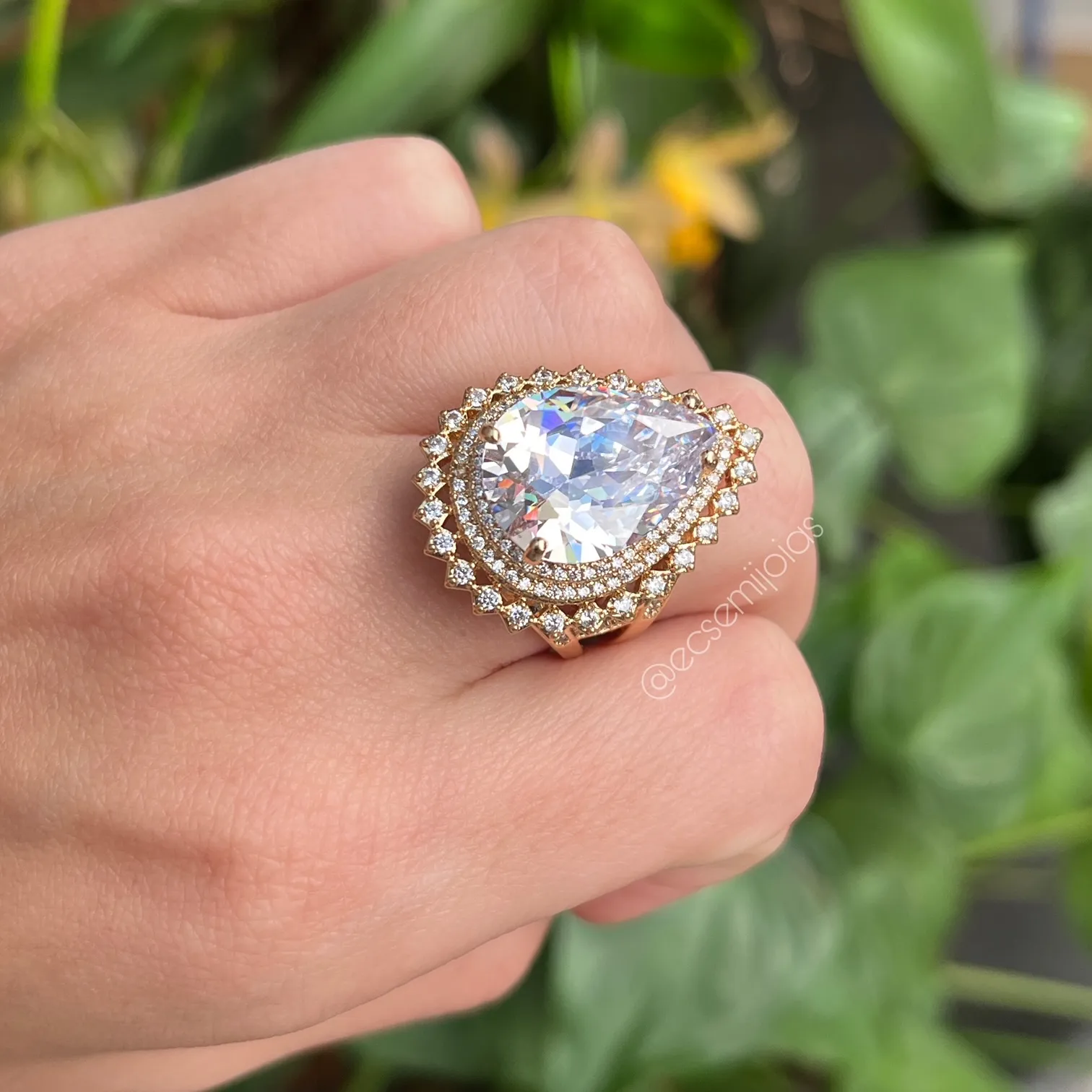 Anel zircônia gota grande (18x13 mm) em cima cravejado em volta - banhado a ouro 18k