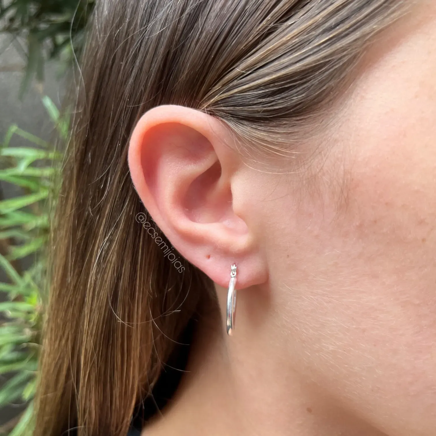 Argola com tranqueta 2cm de diâmetro - banhado a prata 925