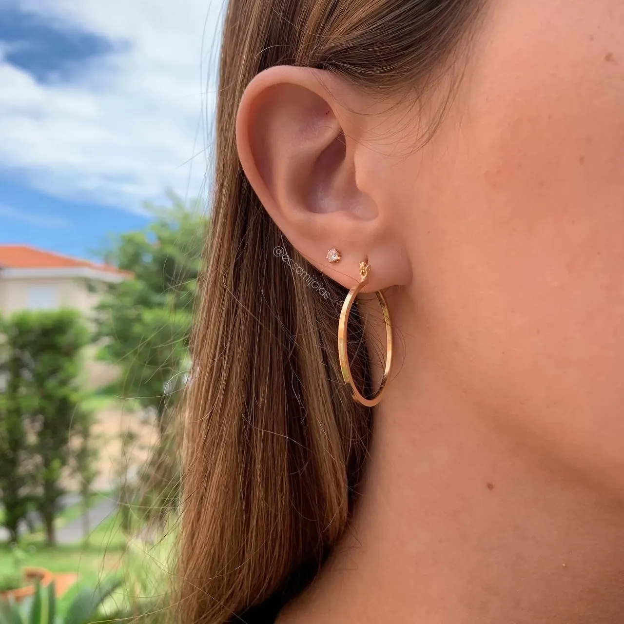 Argola com tranqueta 3cm de diâmetro 15mm de espessura- banhado a ouro 18k