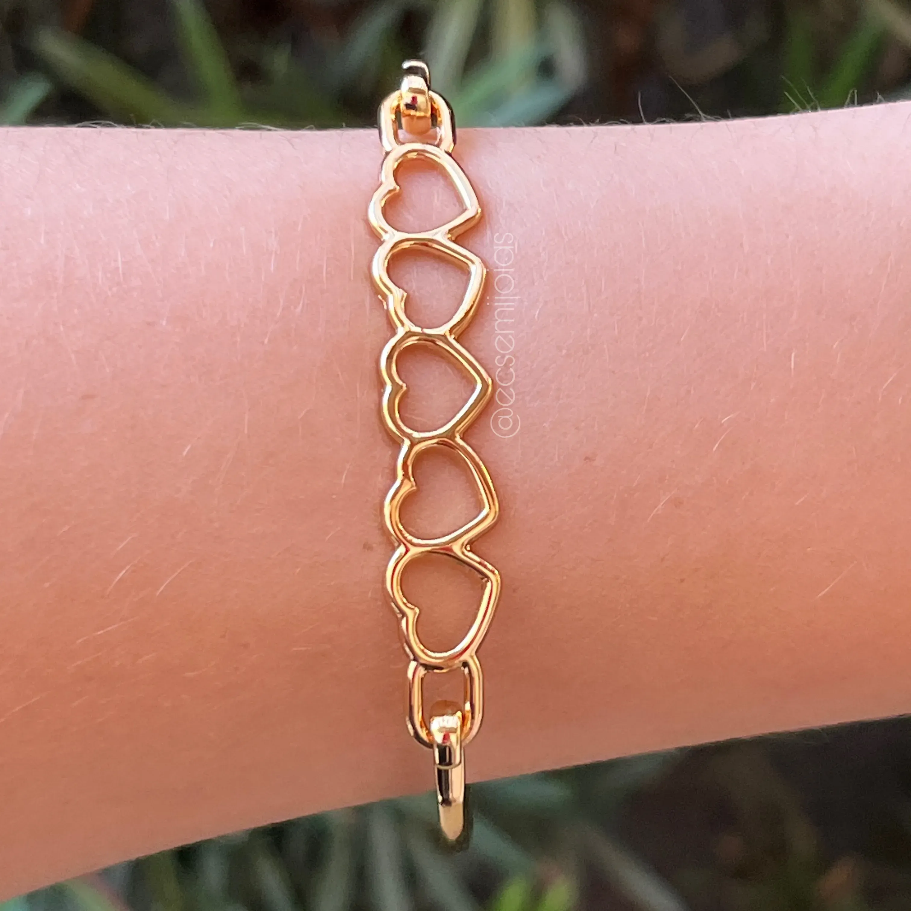 Bracelete com 5 corações lisos vazados em cima - 9mm - banhado a ouro 18k