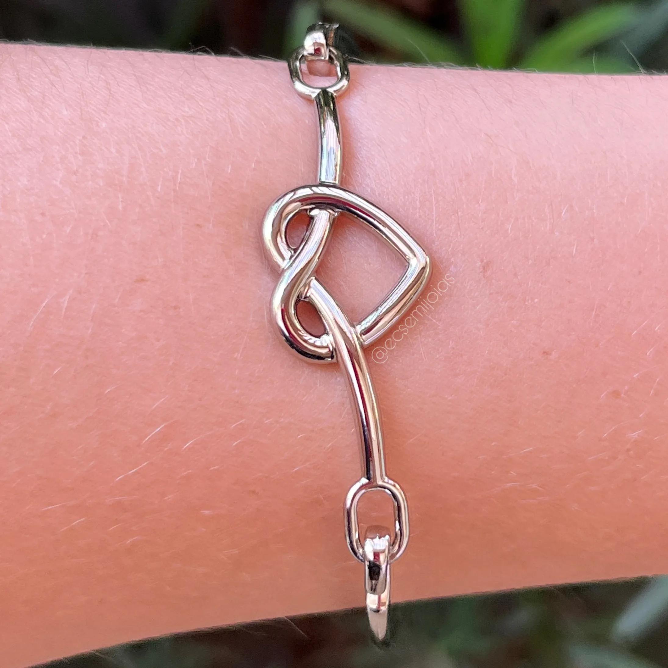 Bracelete coração de nó - banhado a ródio branco