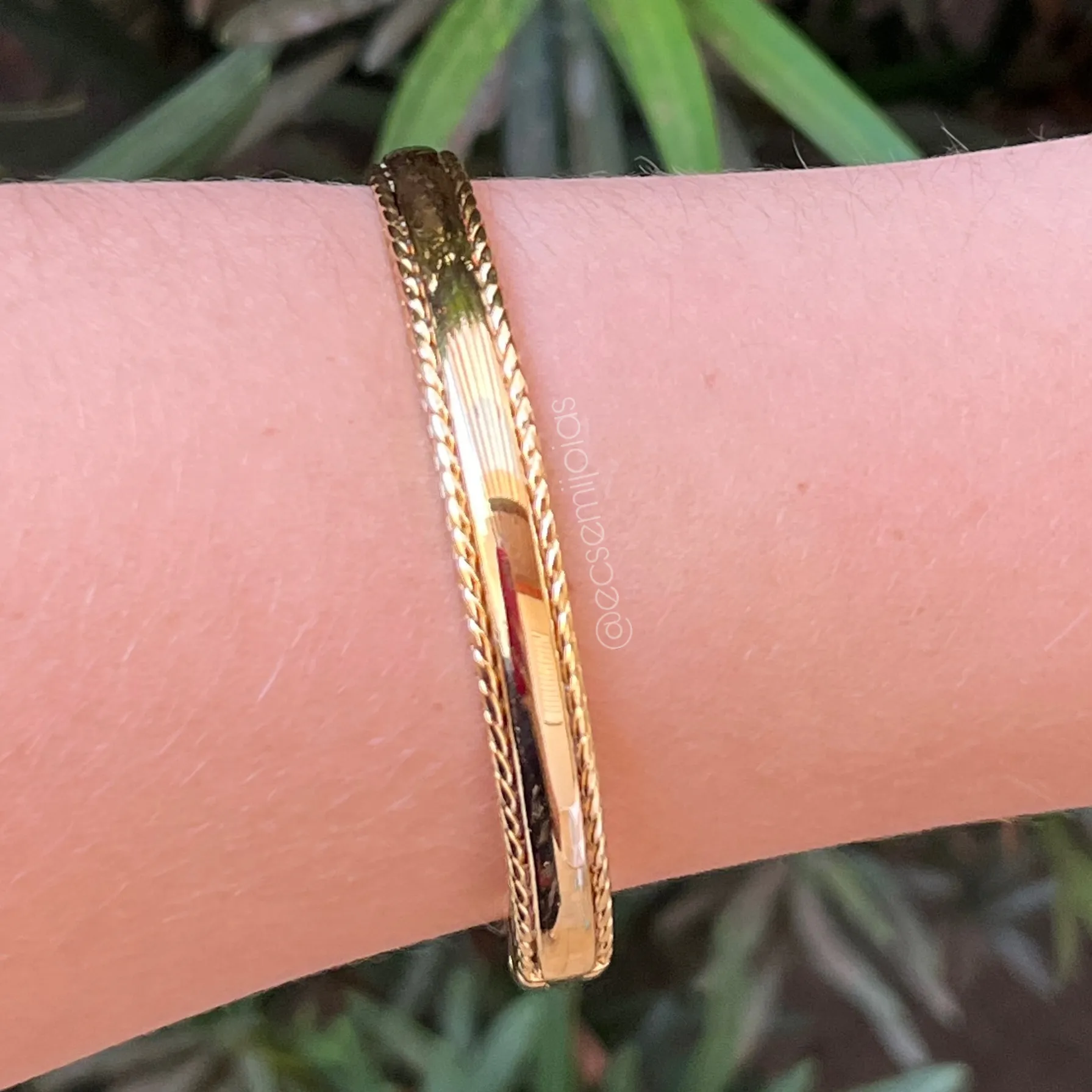 Bracelete liso com bordas trabalhadas - 8mm - banhado a ouro 18k
