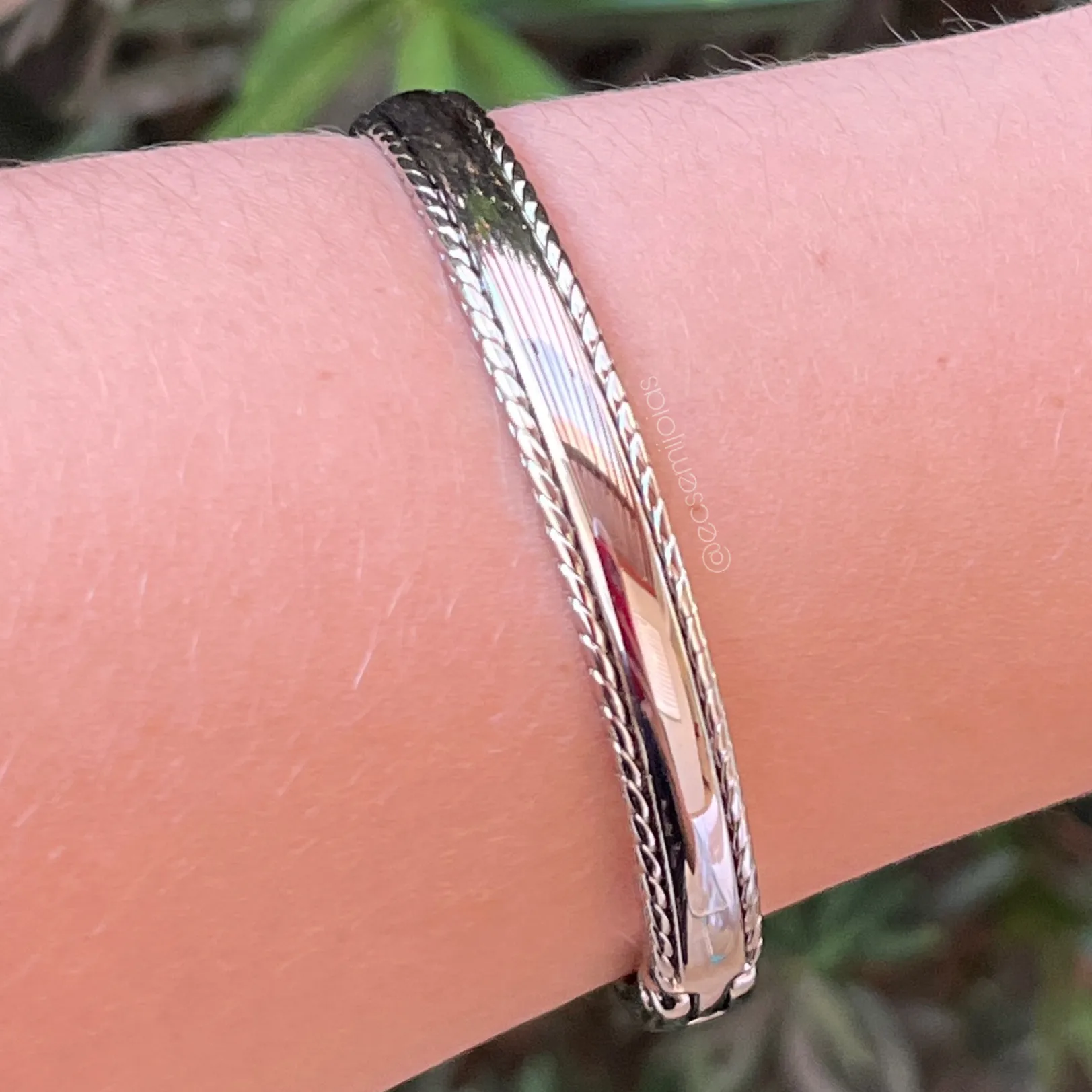 Bracelete liso com bordas trabalhadas - 8mm - banhado a ródio branco