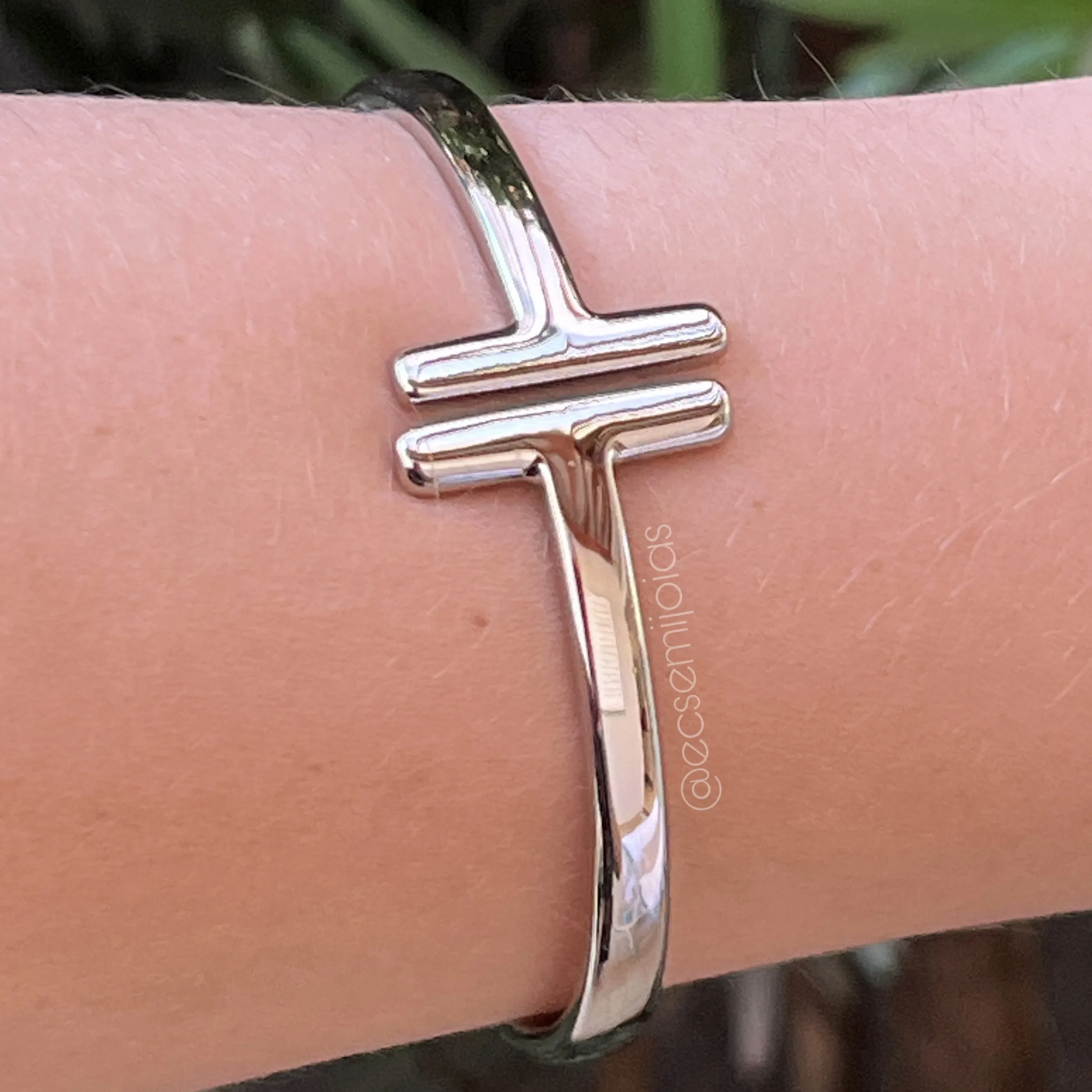 Bracelete T liso - banhado a ródio branco