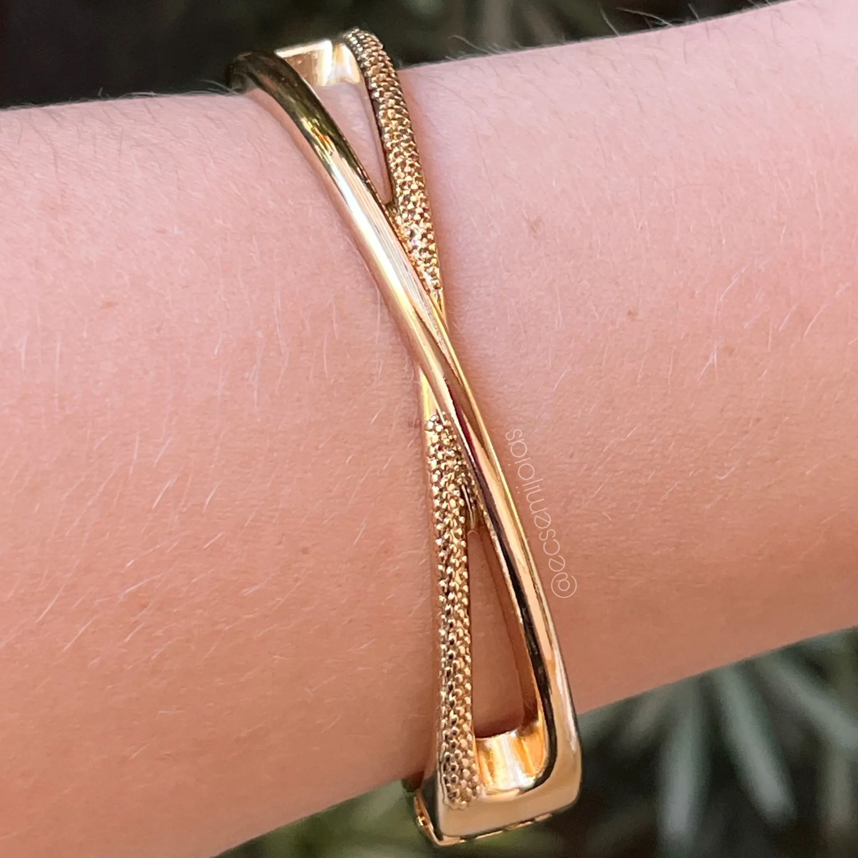 Bracelete X com um lado bombardeado e outro liso - 12mm - banhado a ouro 18k