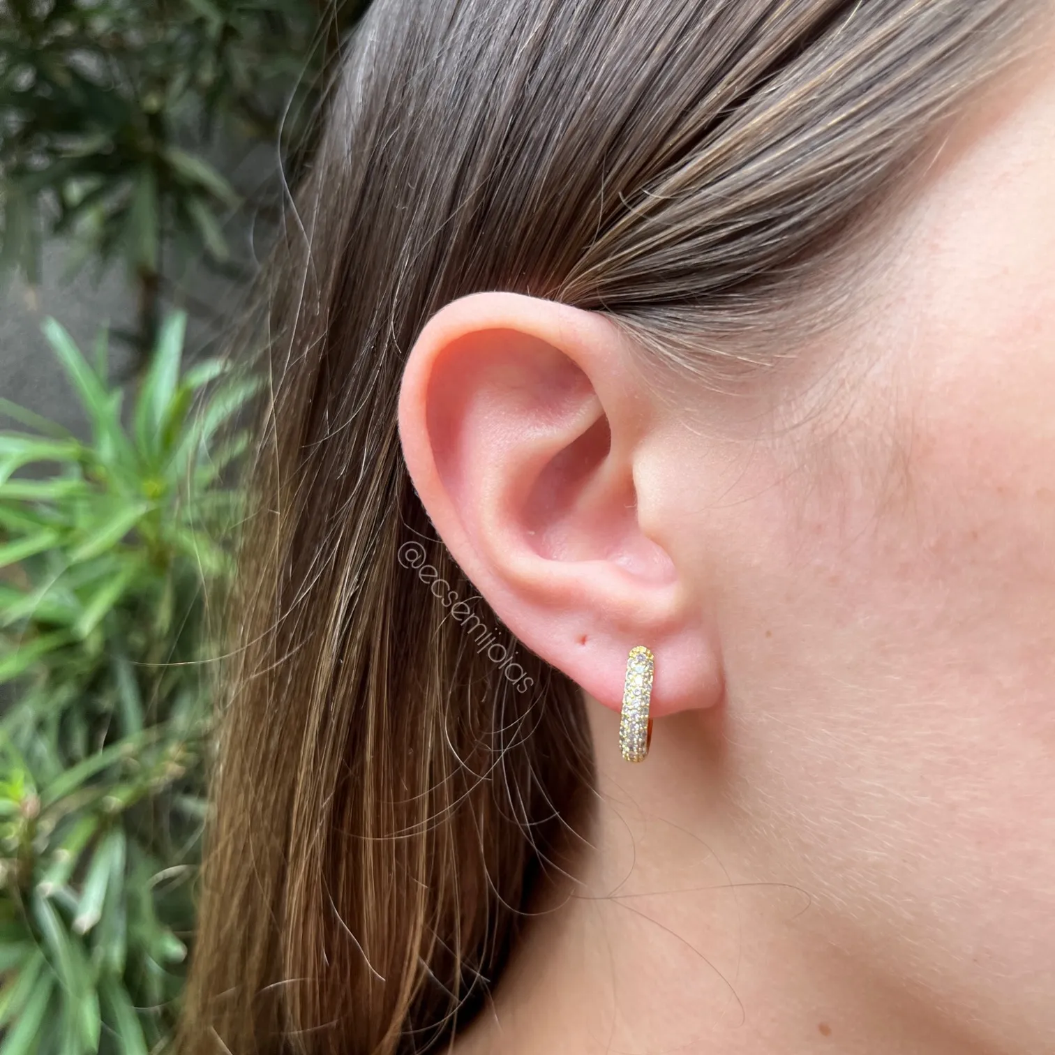 Brinco argola com 3 fileiras cravejada - 15mm diâm. - banhado a ouro 18k
