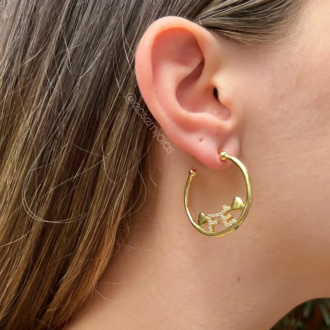 Brinco argola FÉ cravejado com 2 corações lisos - 33mm diâm. - banhado a ouro 18k