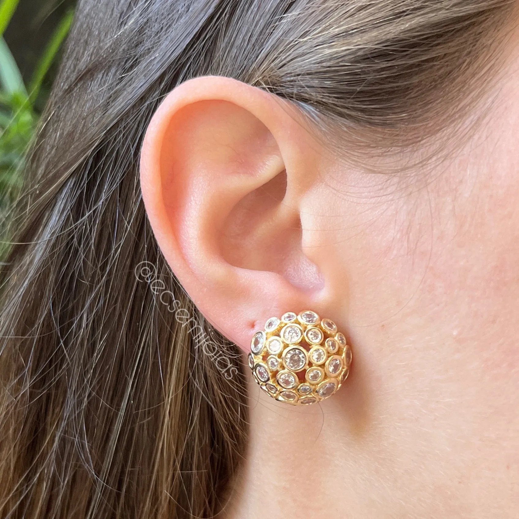 Brinco bola grande vazada com zircônias maiores com bordas - banhado a ouro 18k