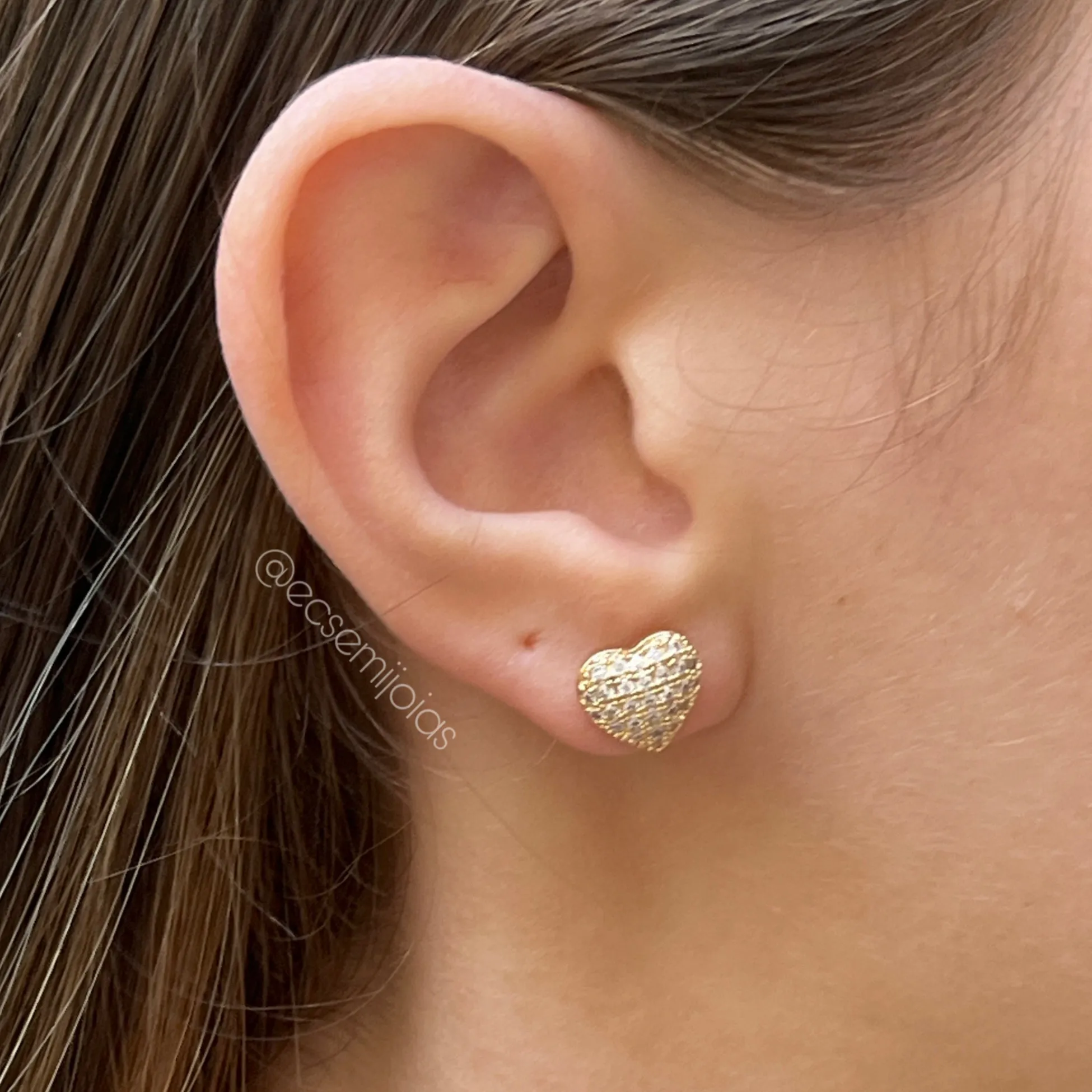 Brinco coração cravejado 9mm M - banhado a ouro 18k
