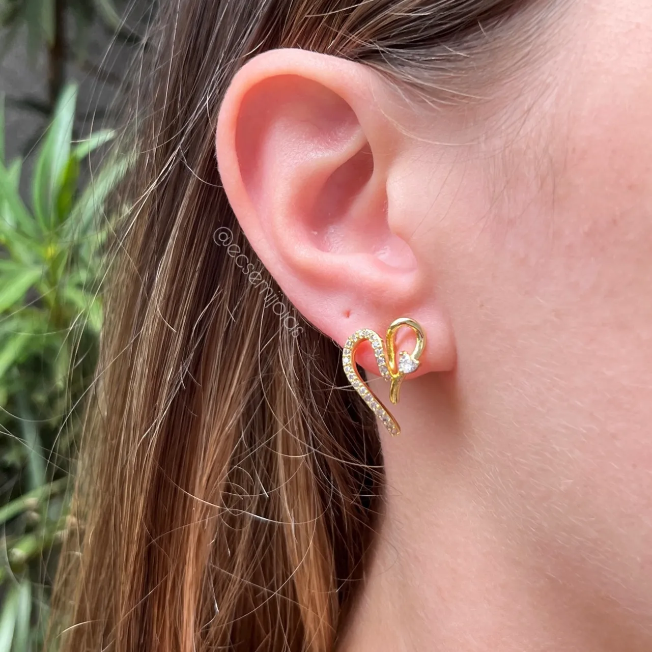 Brinco coração vazado de um lado com aro cravejado, do outro liso com pedra coração - banhado a ouro 18k
